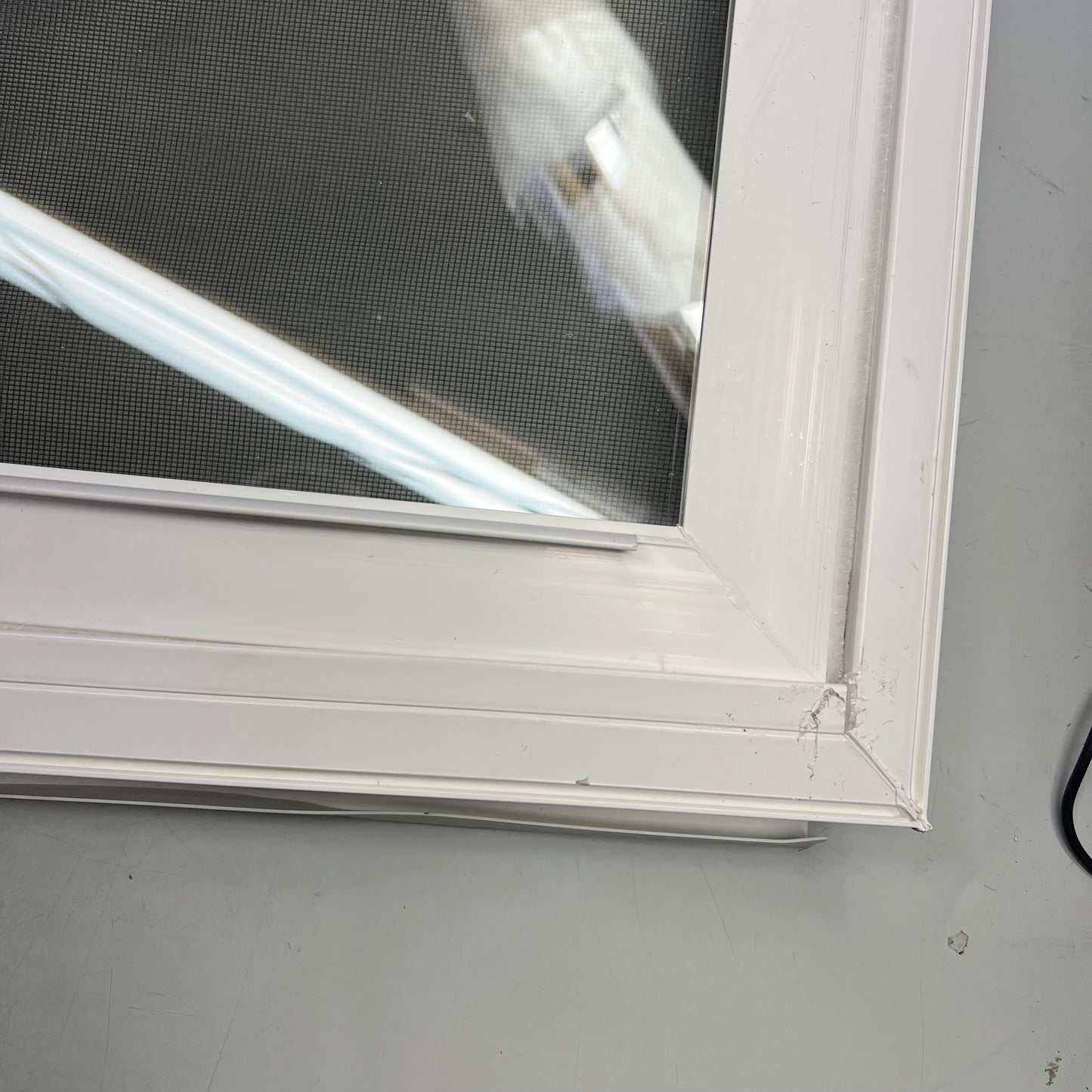 ZA@ JELD-WEN V-2500 Series Single Hung Vinyl Low-E 35.75" X 37.5" White LT2308 (As-Is)