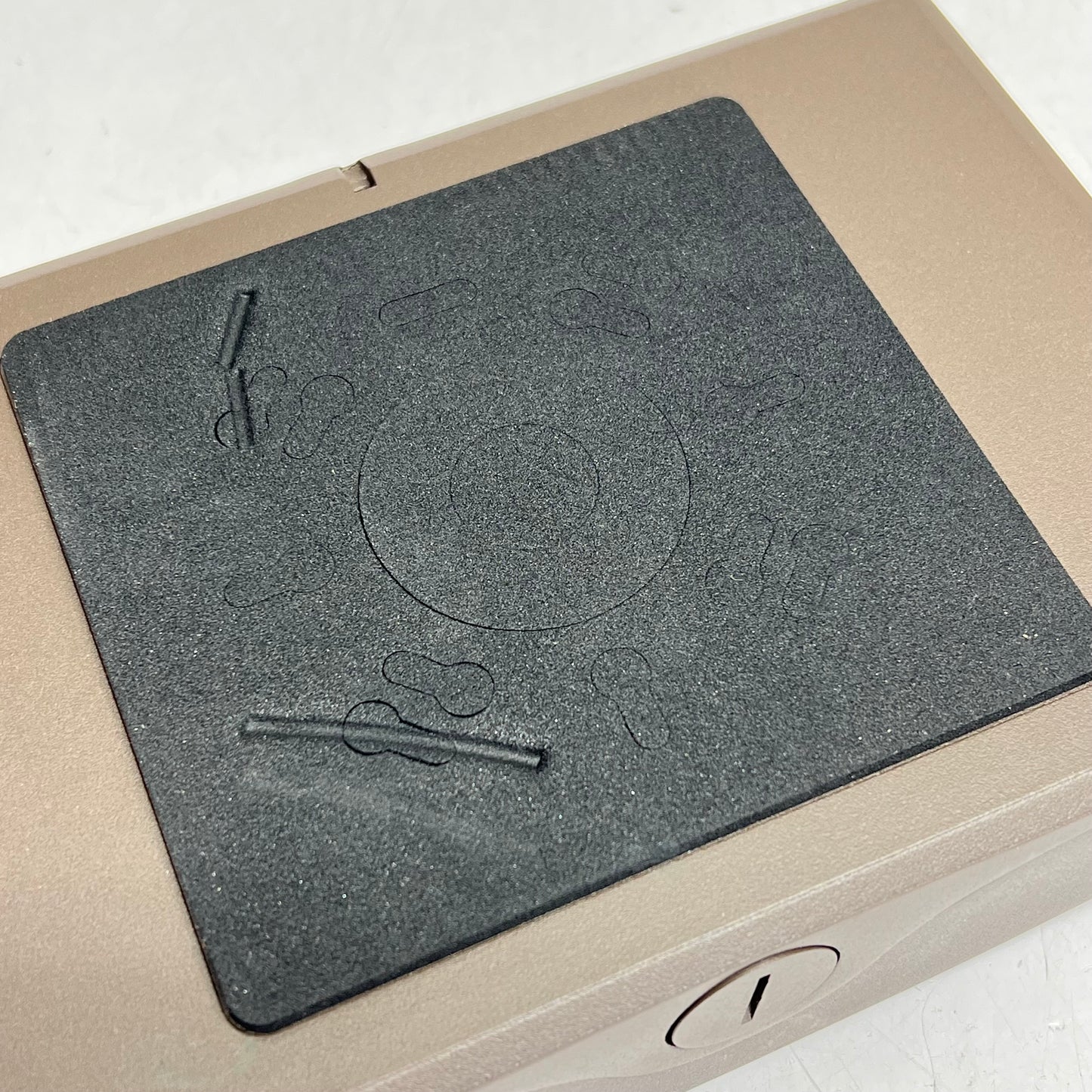 HUBBELL LIGHTING Led Wall Pack w/ Emergency Battery Backup 1500 Lumens Brown