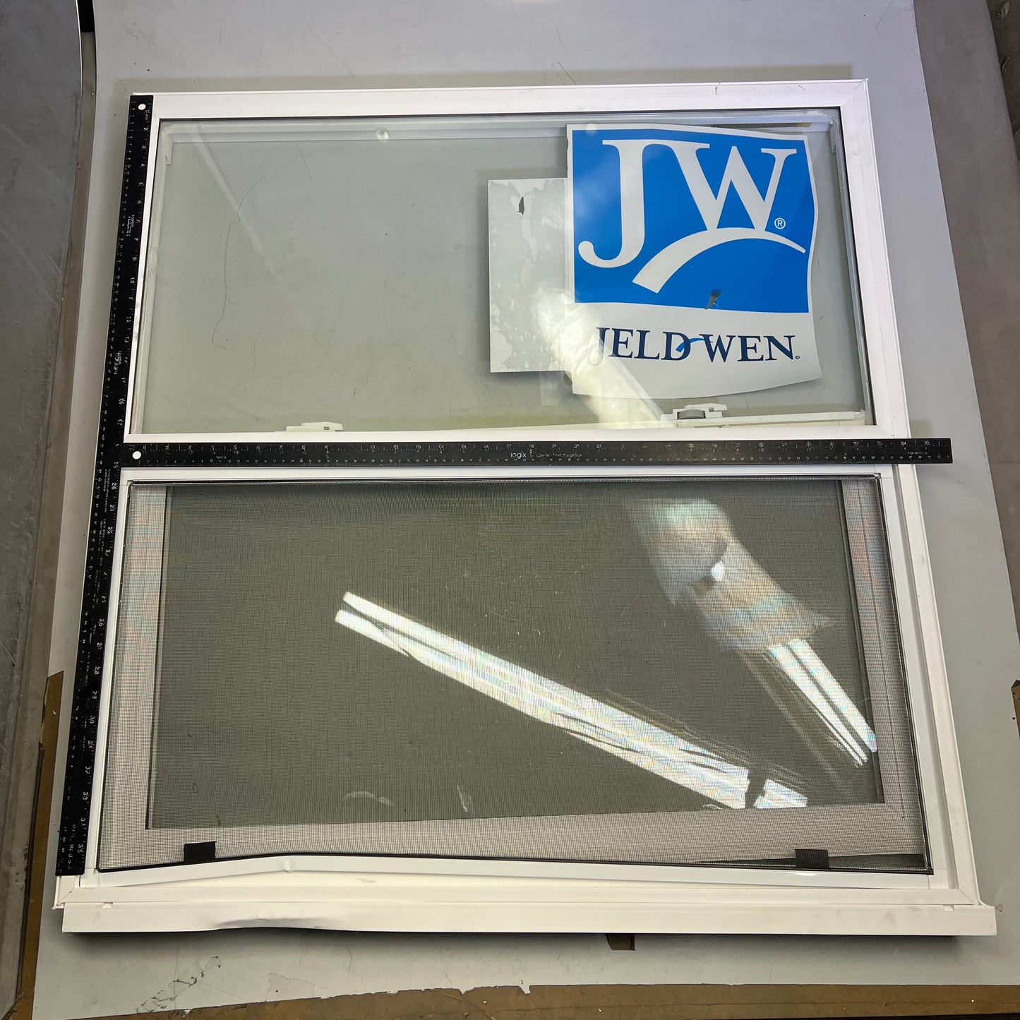 ZA@ JELD-WEN V-2500 Series Single Hung Vinyl Low-E 35.75" X 37.5" White LT2308 (As-Is)
