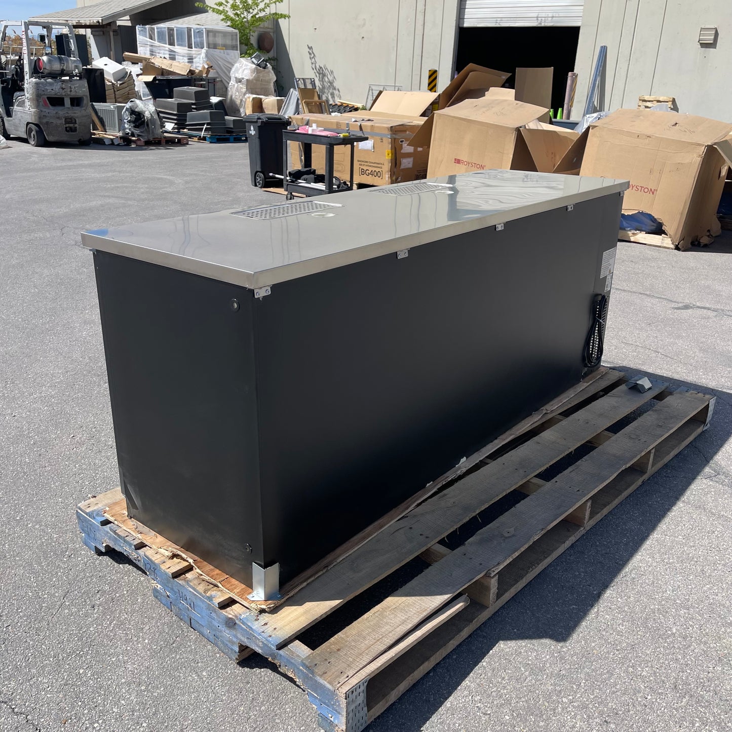 AVANTCO Keregator / Beer Dispenser 90”x36”x28” Black 178UDD4HC