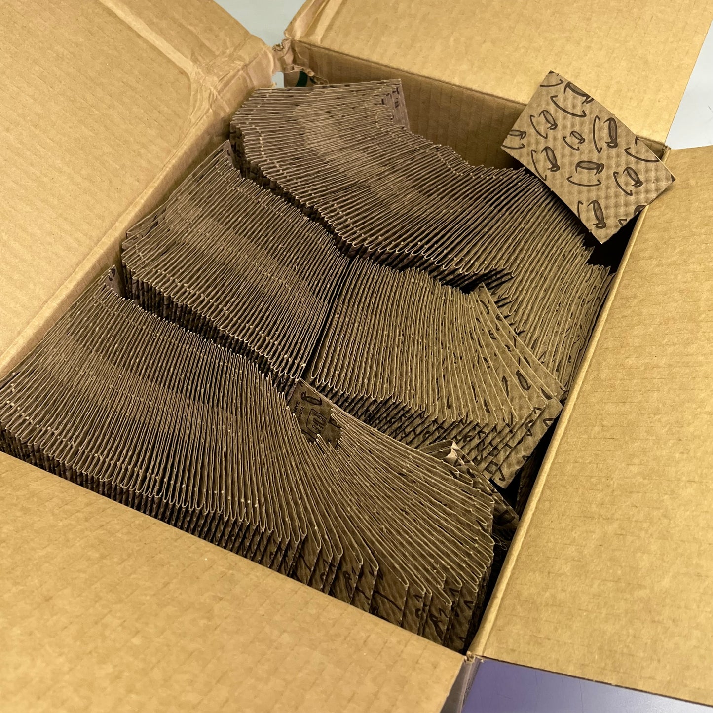 ZA@ JAVA JACKET (500 PACK) Paper Hot Cup Sleeve Fits 12-20 oz Brown (Distressed Box) A