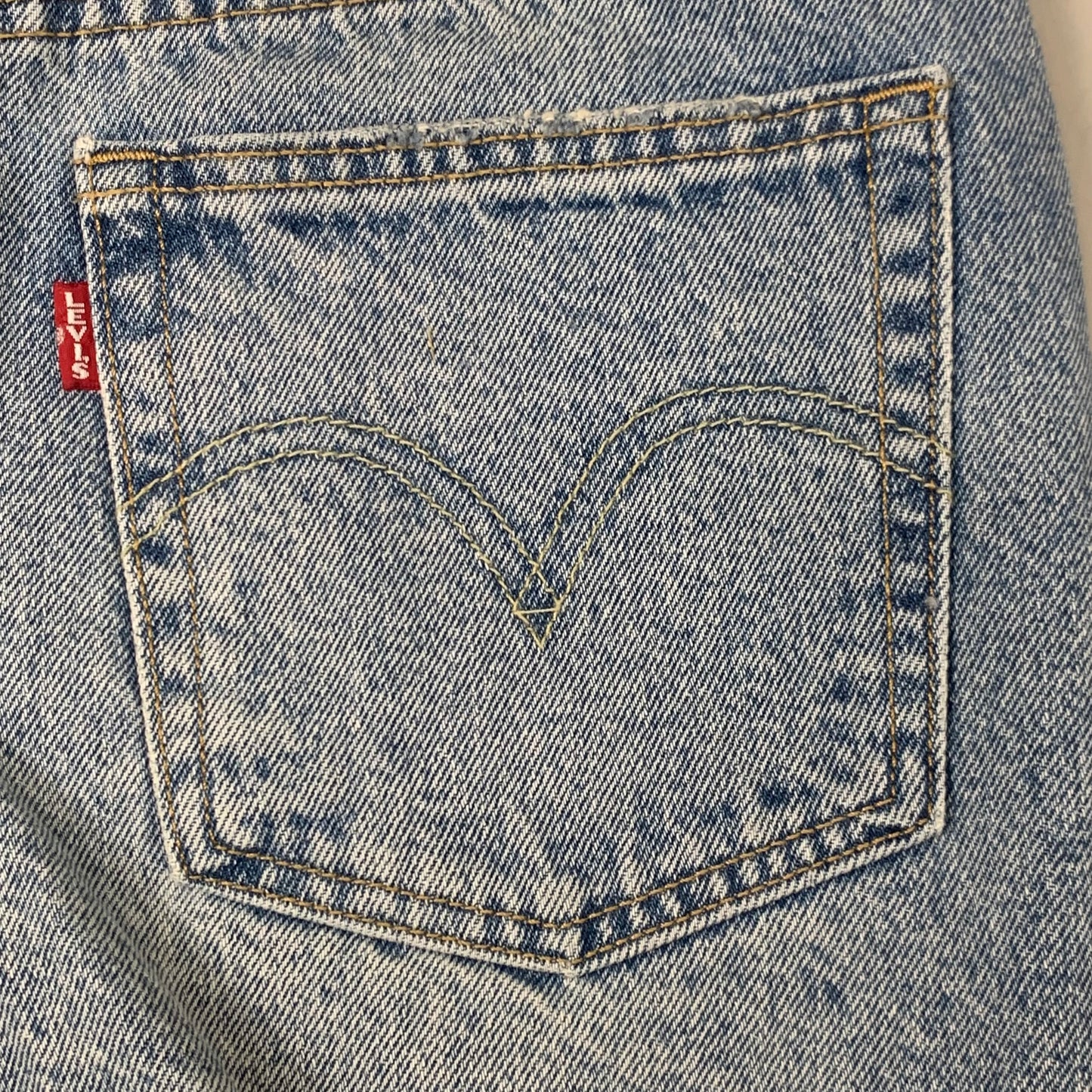 LEVIS 501 Original Fit High Rise Shorts Medium Wash Women's Sz 26 Mega Vibe Blue