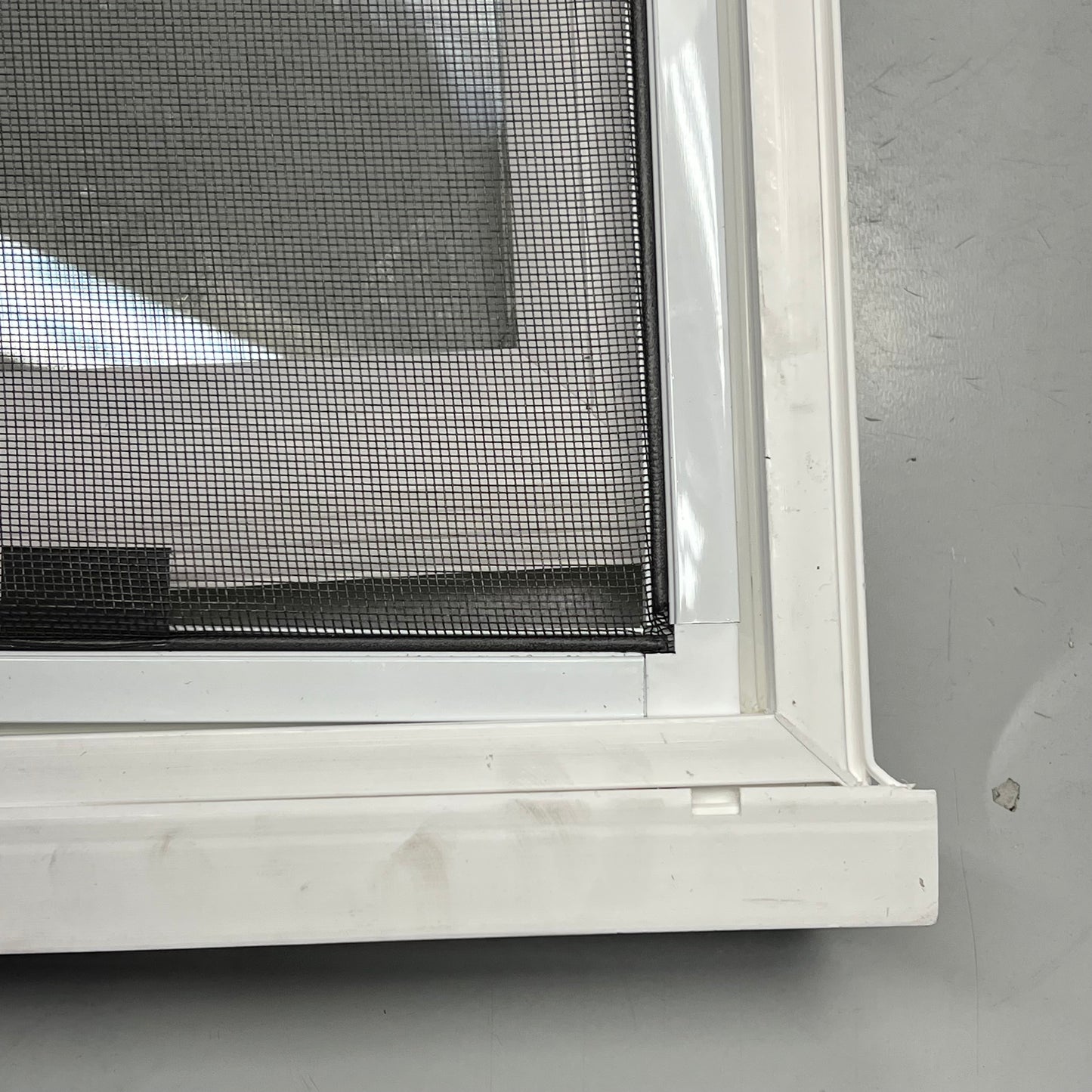 ZA@ JELD-WEN V-2500 Series Single Hung Vinyl Low-E 35.75" X 37.5" White LT2308 (As-Is)