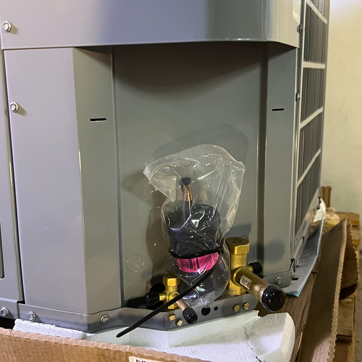 ZA@ CARRIER Air Conditioner Condensing Unit 208/230V 24SPA648W003 (AS-IS, Damage on One Side Only)