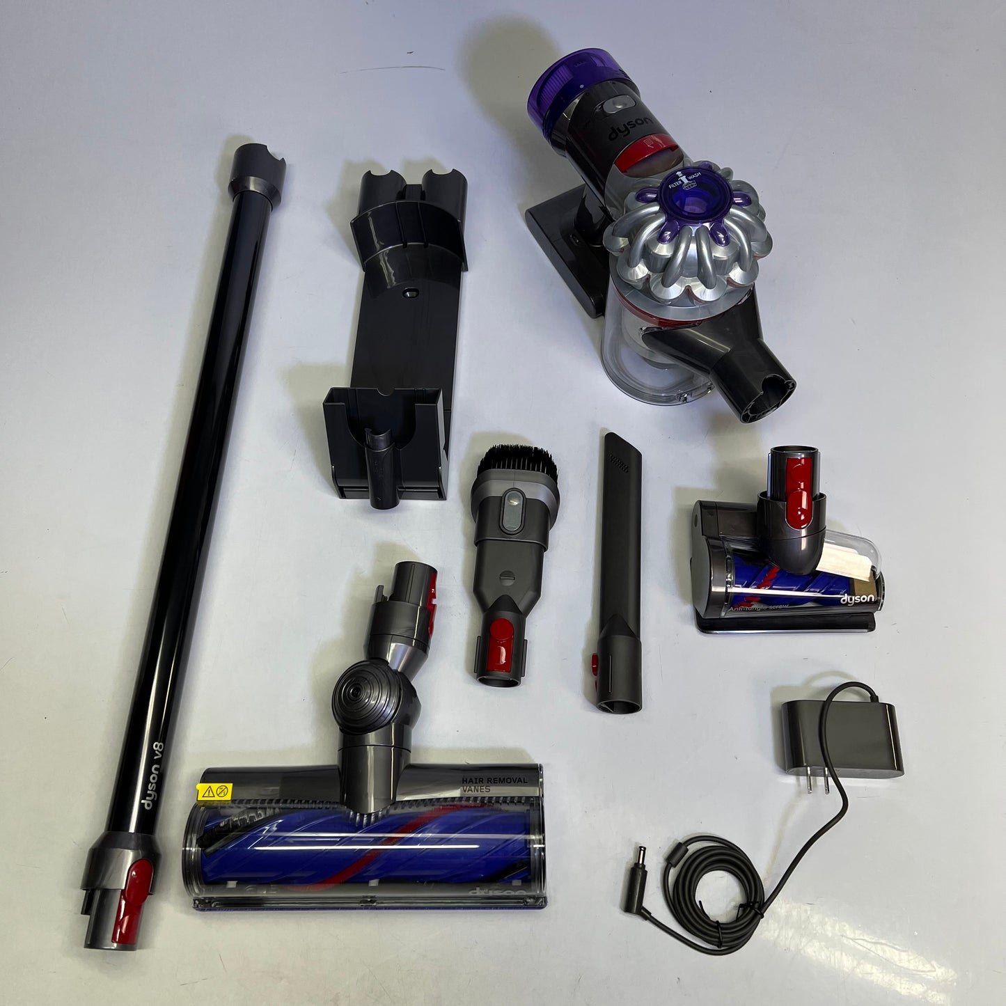 DYSON V8 Cordless Vacuum W/ Attachments 115 Air Watts Suction 400473-011