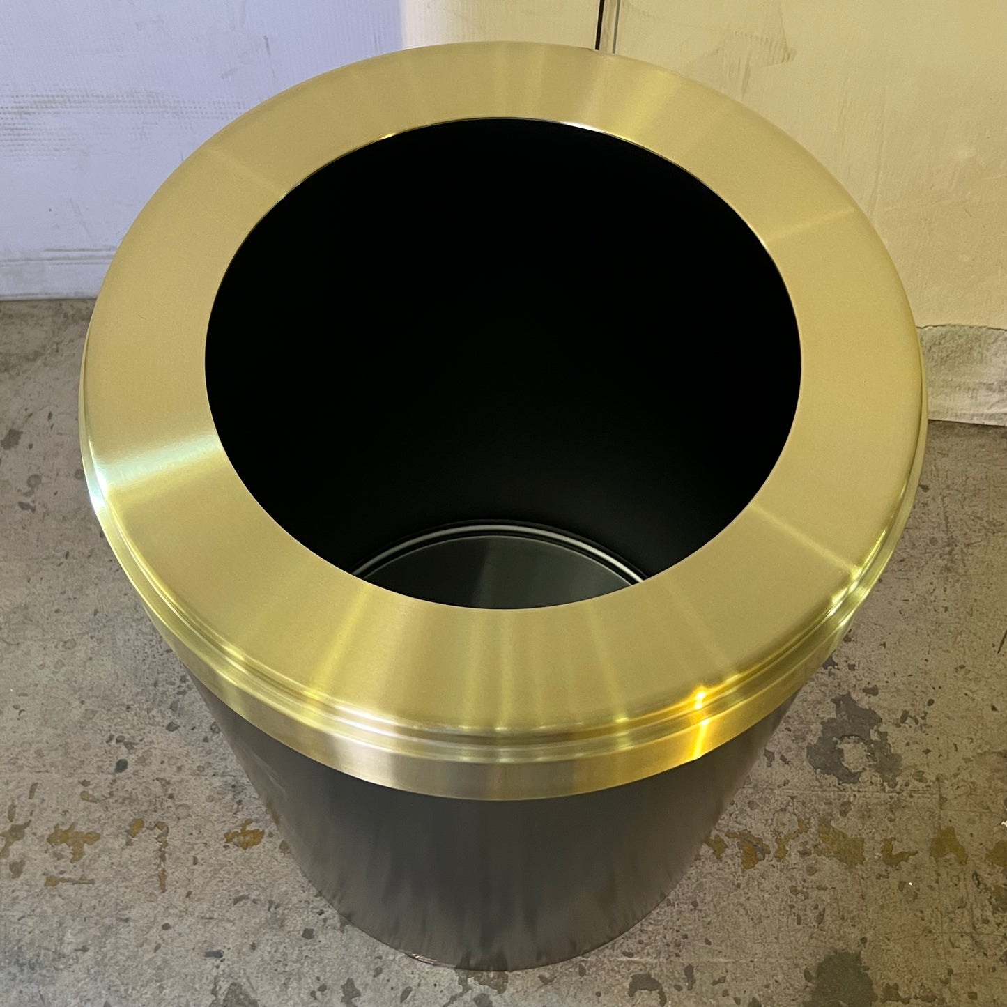 CLARO 35 Gal Metal Trash Can Sz 20"D x 30"H Black