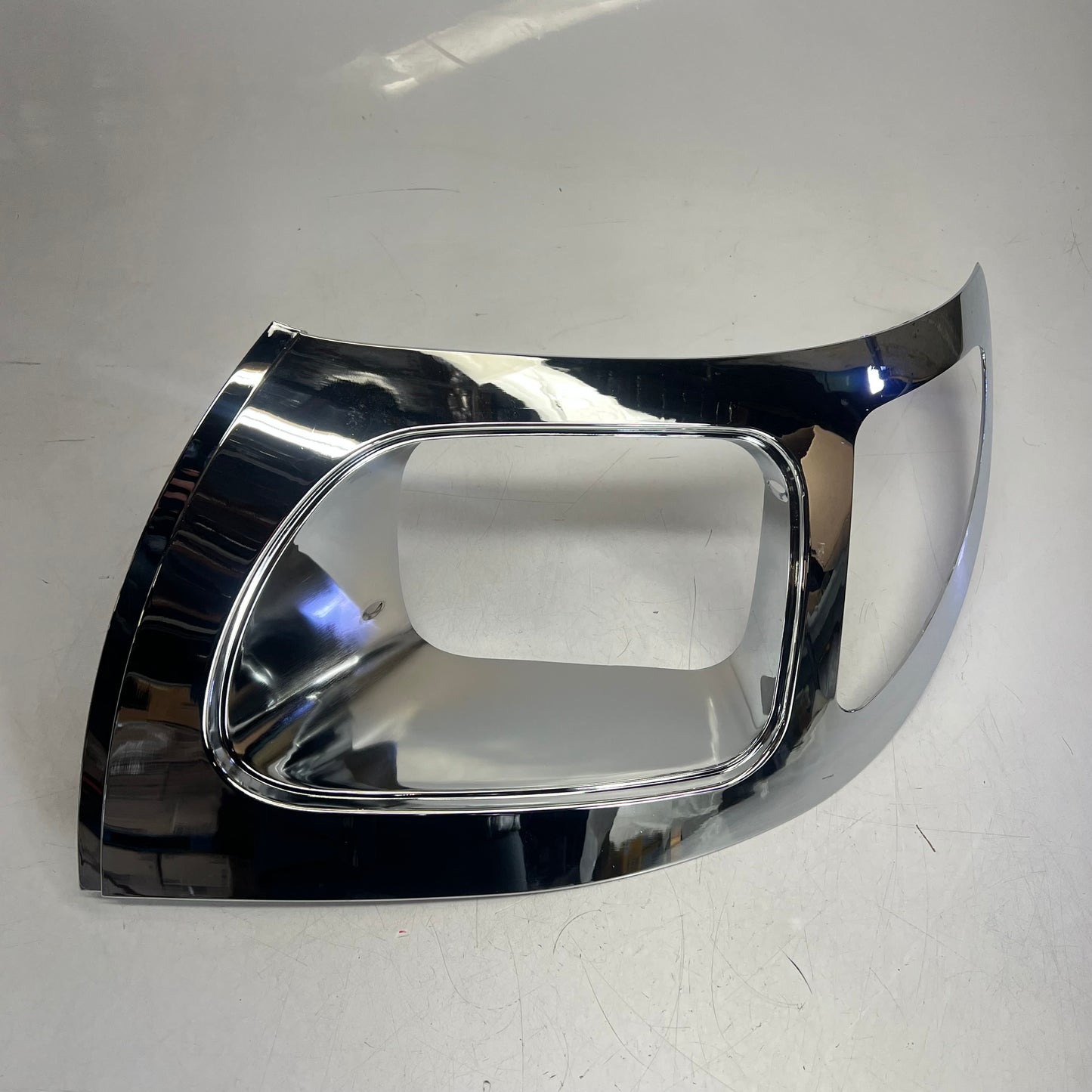IHC 7400, 7600 Series Headlight Bezel Lh 07 International 7600 Truck IH2423