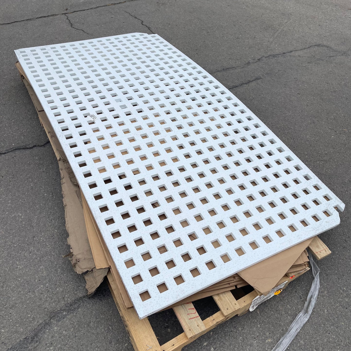ZA@ Pallet of MIXED Vinyl Privacy Lattice/floor Panel 96"x48" White (AS-IS)