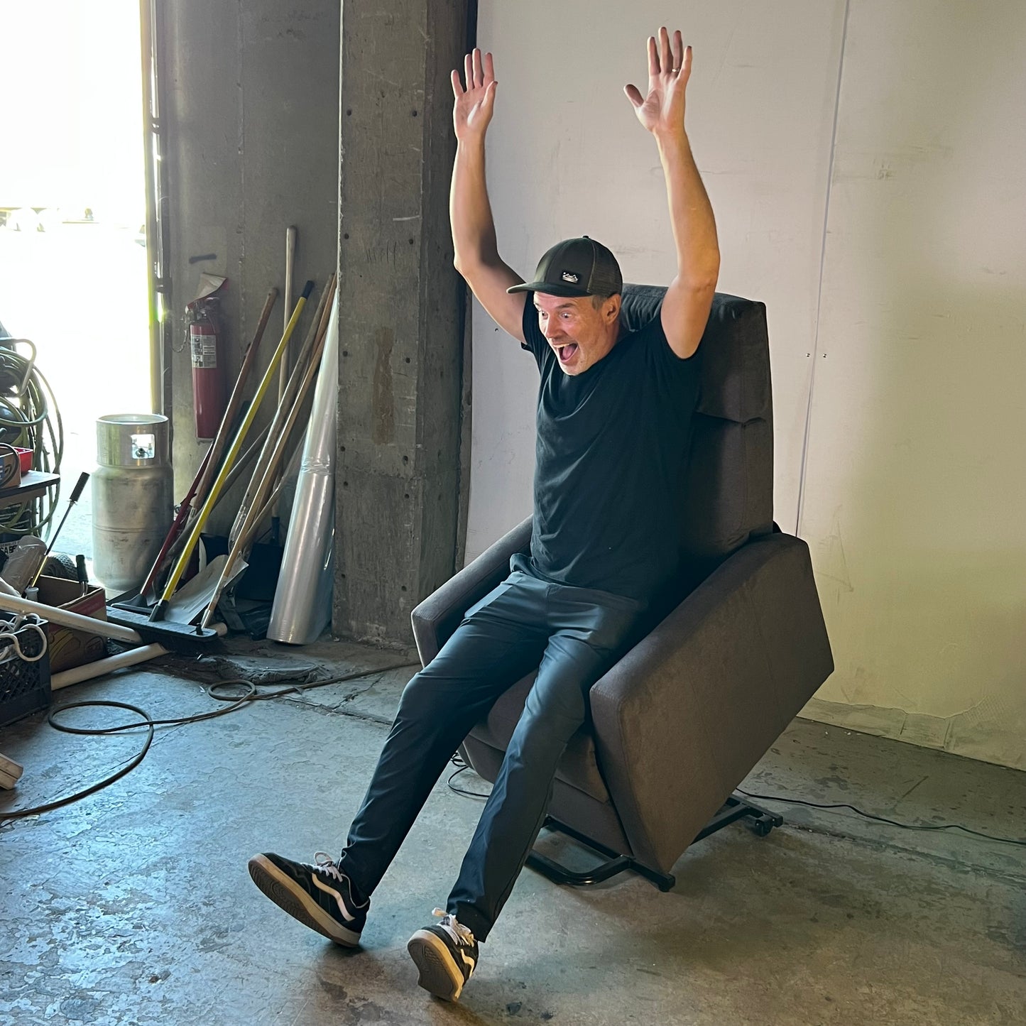 VIVALIFT POWER RECLINERS Lift Chair 27"L x 27"W x 46"H Brown