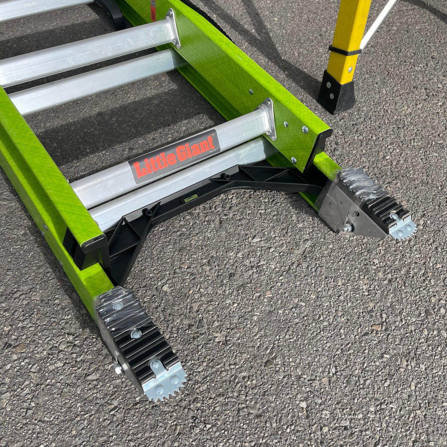 Z@ LITTLE GIANT Hyperlite Fiberglass Extension Ladder 24' 300 lb Load Cap 18724-186 (As-Is)