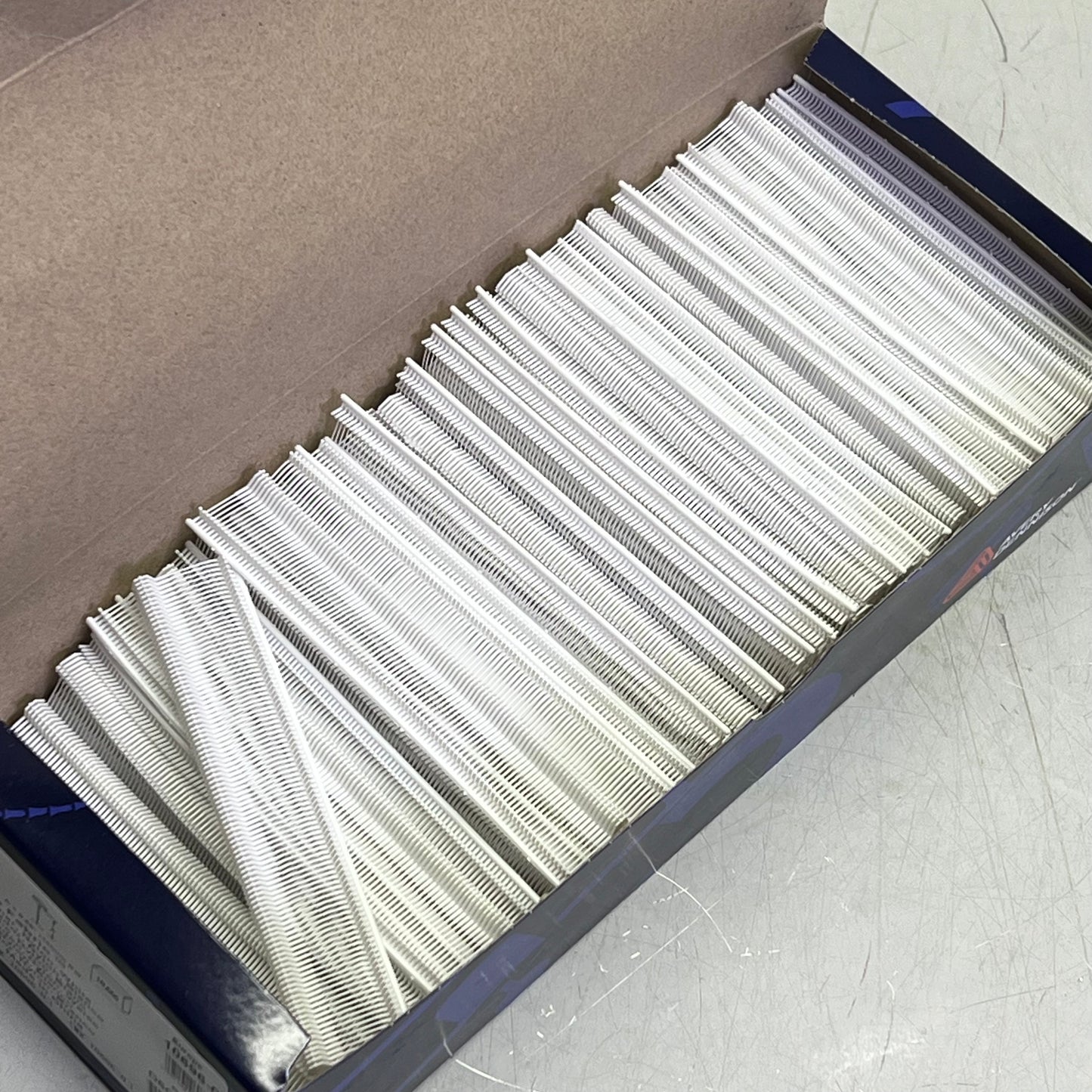 AVERY DENNISON (10,000 PACK) Fine Fabric Fasteners 0.55" White 10696-0