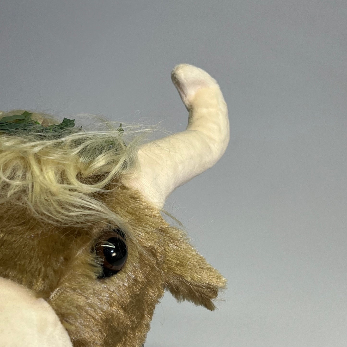 GERSON Plush Holiday Highland Cow Shelf Sitter 24" Light Brown 2801210