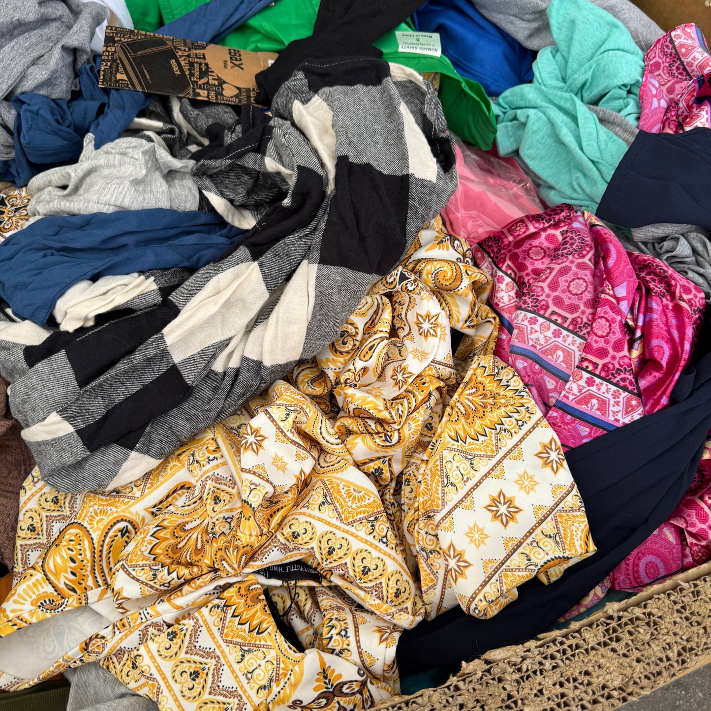 ZA@ Pallet of MIXED Men’s & Women’s Clothing & Kid’s Costumes