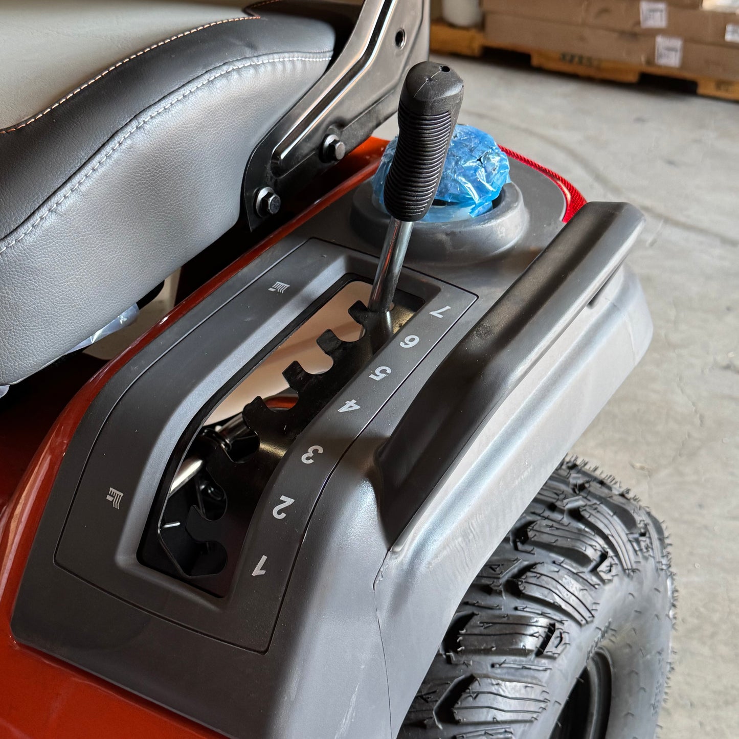 ZA@ HUSQVARNA (42") 23HP Kawasaki Lawn Tractor w/ Locking Differential TS275XD (New Damaged, Riding Lawn Mower with Bent Rear Wheel/Axle – For Repair)