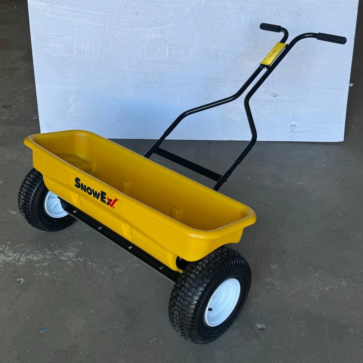 SNOWEX Walk-Behind Drop Spreader SD-95 52”Hx39 1/2”Lx13”W Yellow and Black