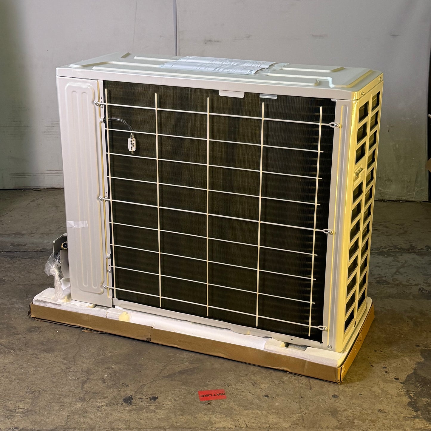 CARRIER Outdoor Heat Pump AC Unit 33,000 BTU 208/230V - 37MAHAQ33AA301