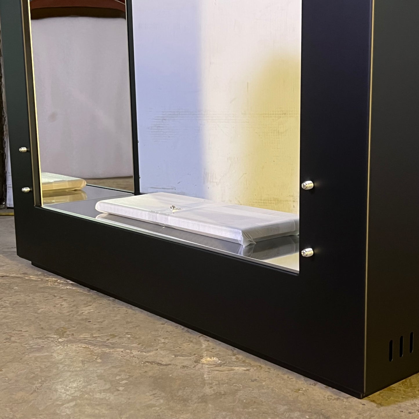 BIO FLAME  Double Sided Rogue 2.0 DS Fire Box 27.5"x36"x10.0" Black 2.0 DS (Minor Scratches)