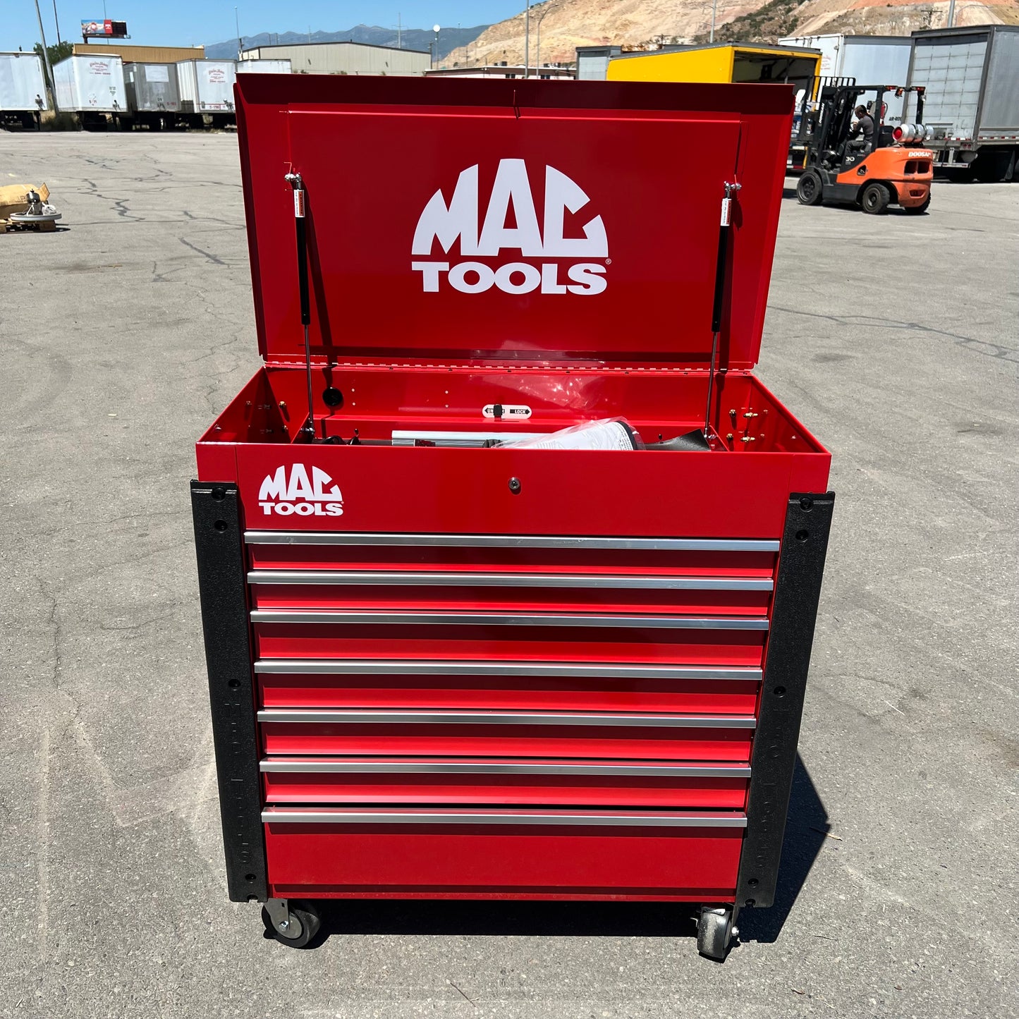 MAC TOOLS 7 Drawer Utility Cart  43" H x 41 W x 22 D Firebrick Red UC4222DTF-RD