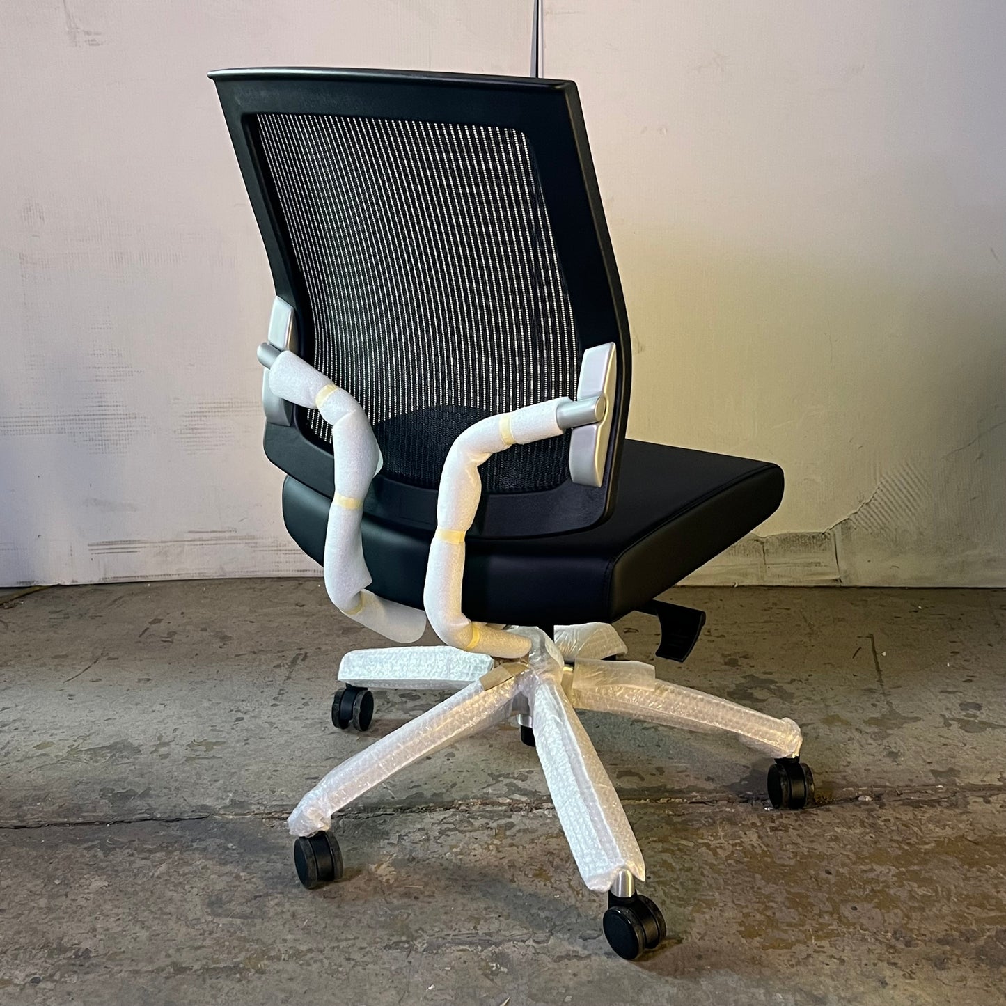 UNIVERSAL Task Chair Sz 42"H x 20"W x 18"L, Black 3X-8000367-I REV 250