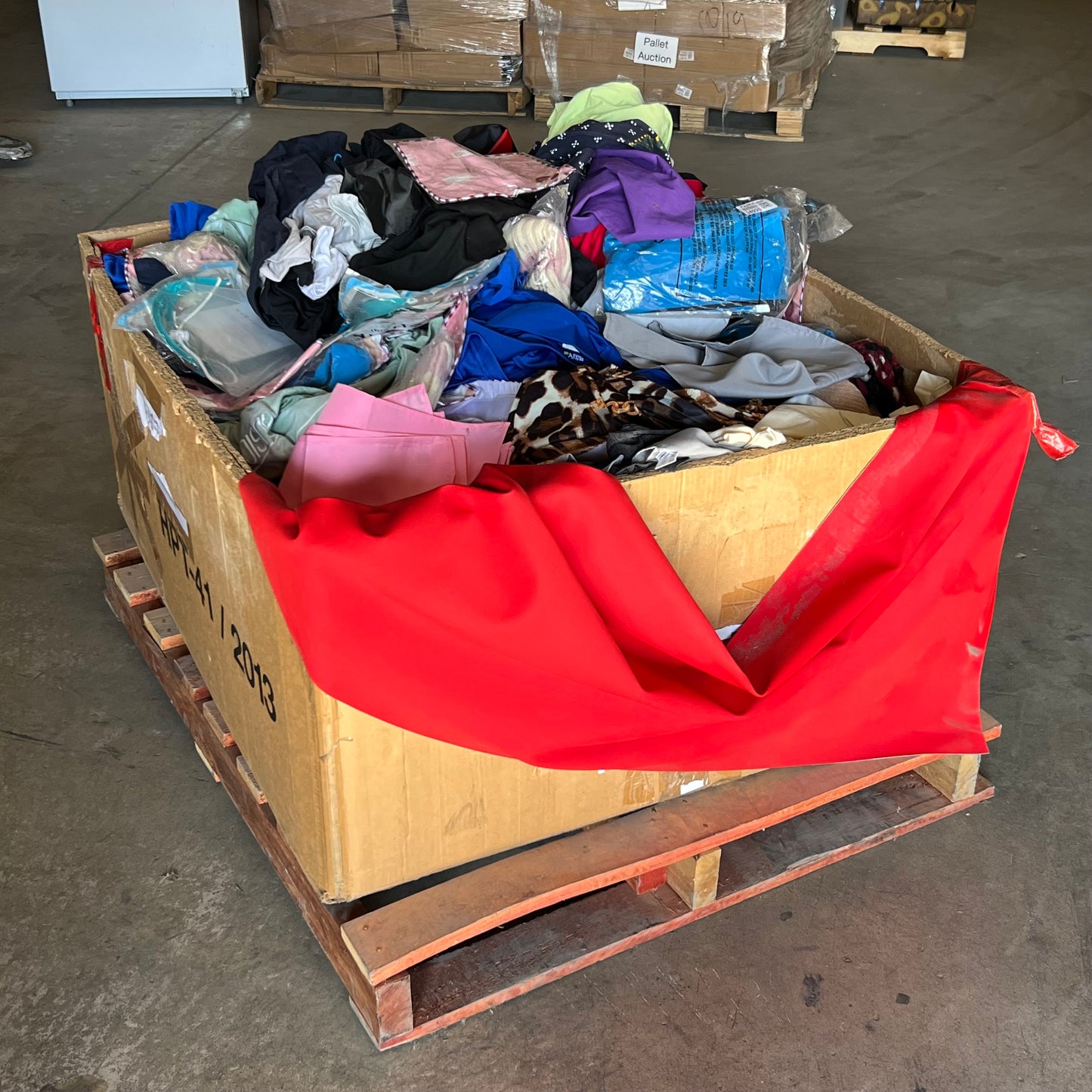 ZA@ Pallet of MIXED Men’s, Women’s, & Chidren’s Clothing (AS-IS)