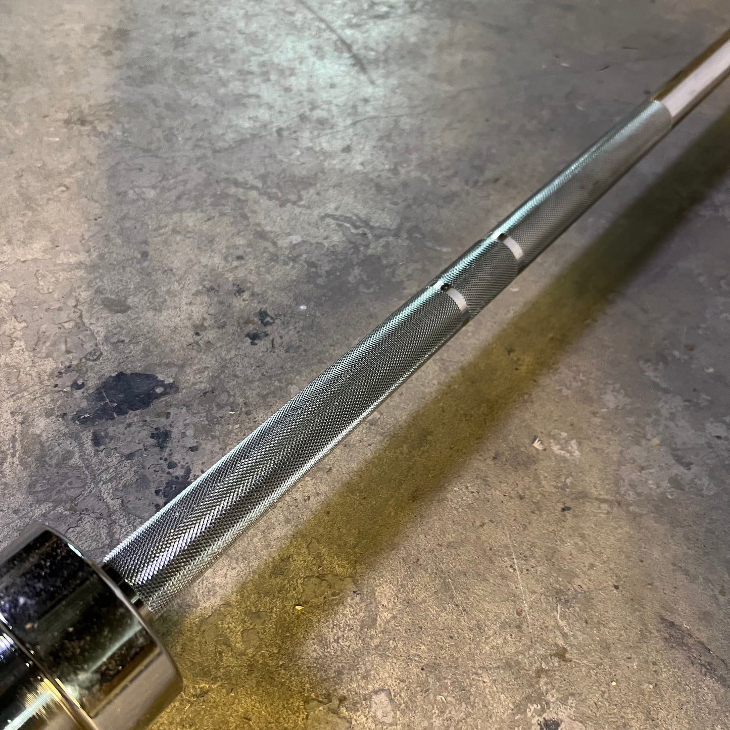 TITAN Performance Series Olympic Barbell 86.6"L Cap 700 Lb. Chrome 430367