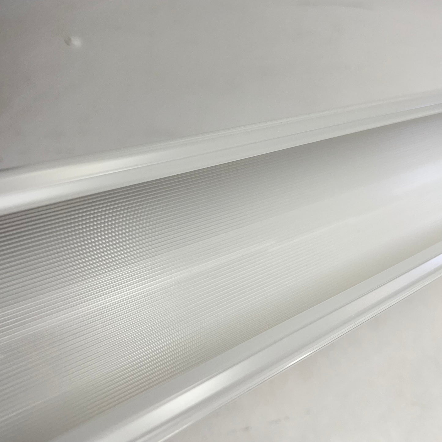 ILP LIGHTING Linear Strip Light  4' 25W 4000K Frosted Acrylic White VS43LU40FRL