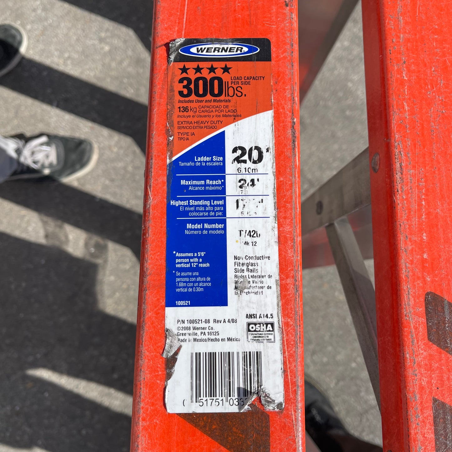 Z@ WERNER Fiberglass Twin Ladder 20 ft, 300 lbs cap Orange T7420