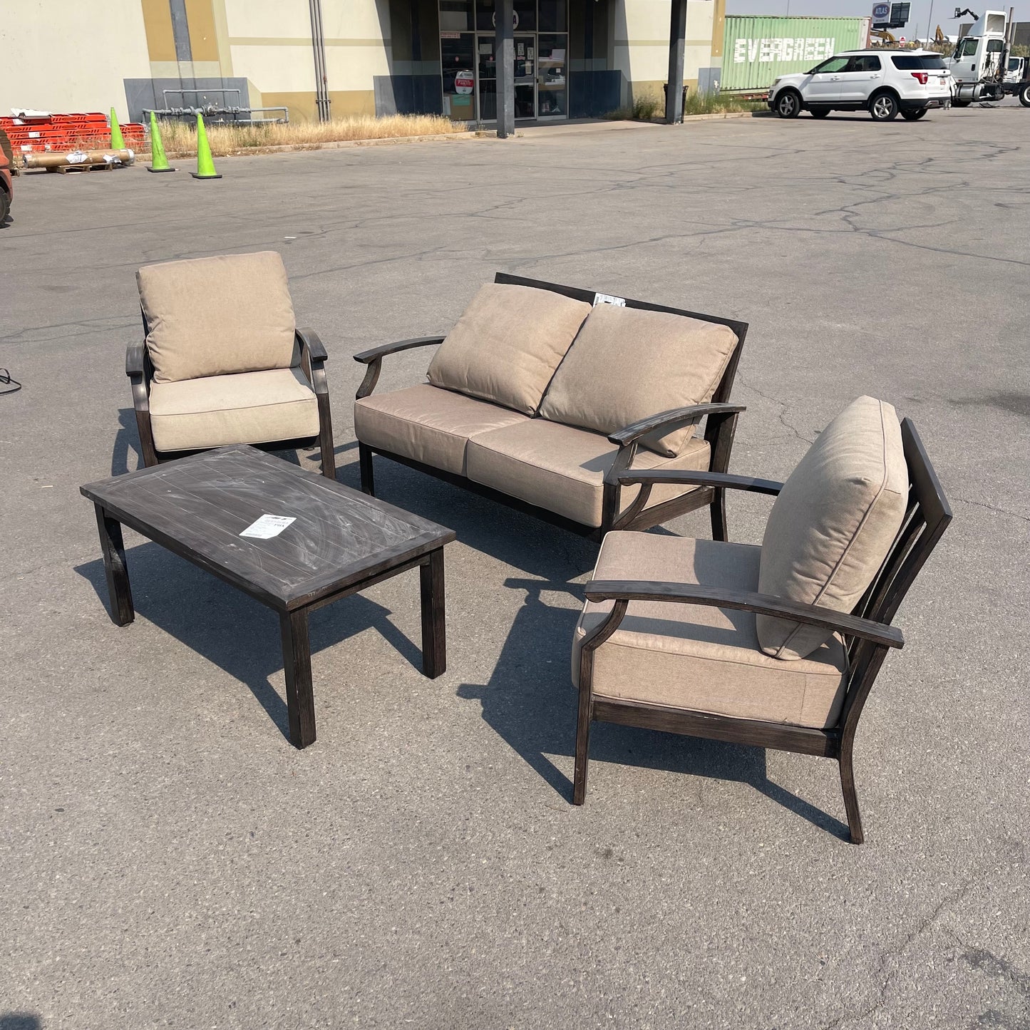 Z@ UNBRANDED 4-Piece Outdoor Aluminum Seating (New, Some Dirt)