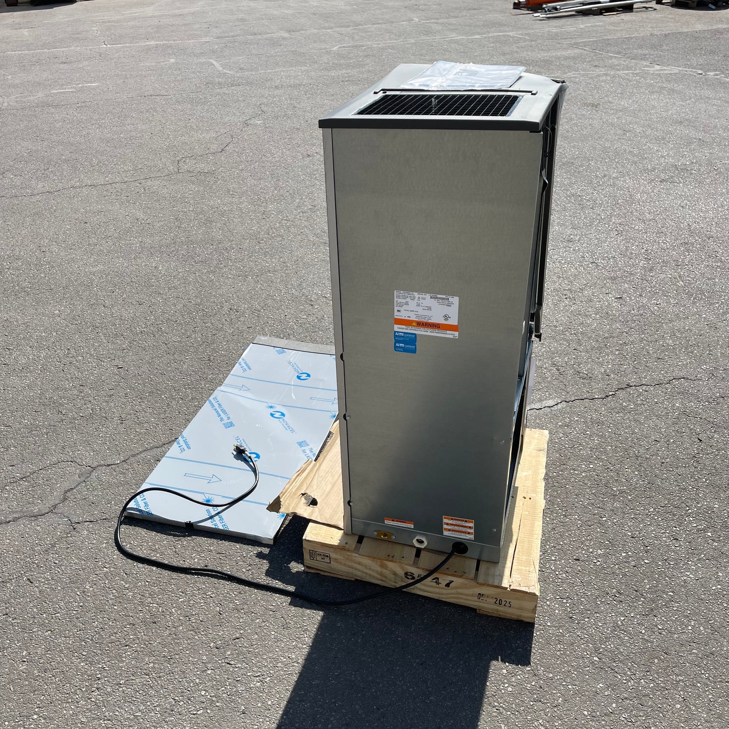MANITOWOC Countertop Nugget Ice Maker/Water Dispenser CNF0202A-161 (Working Condition, Cosmetic Damage)