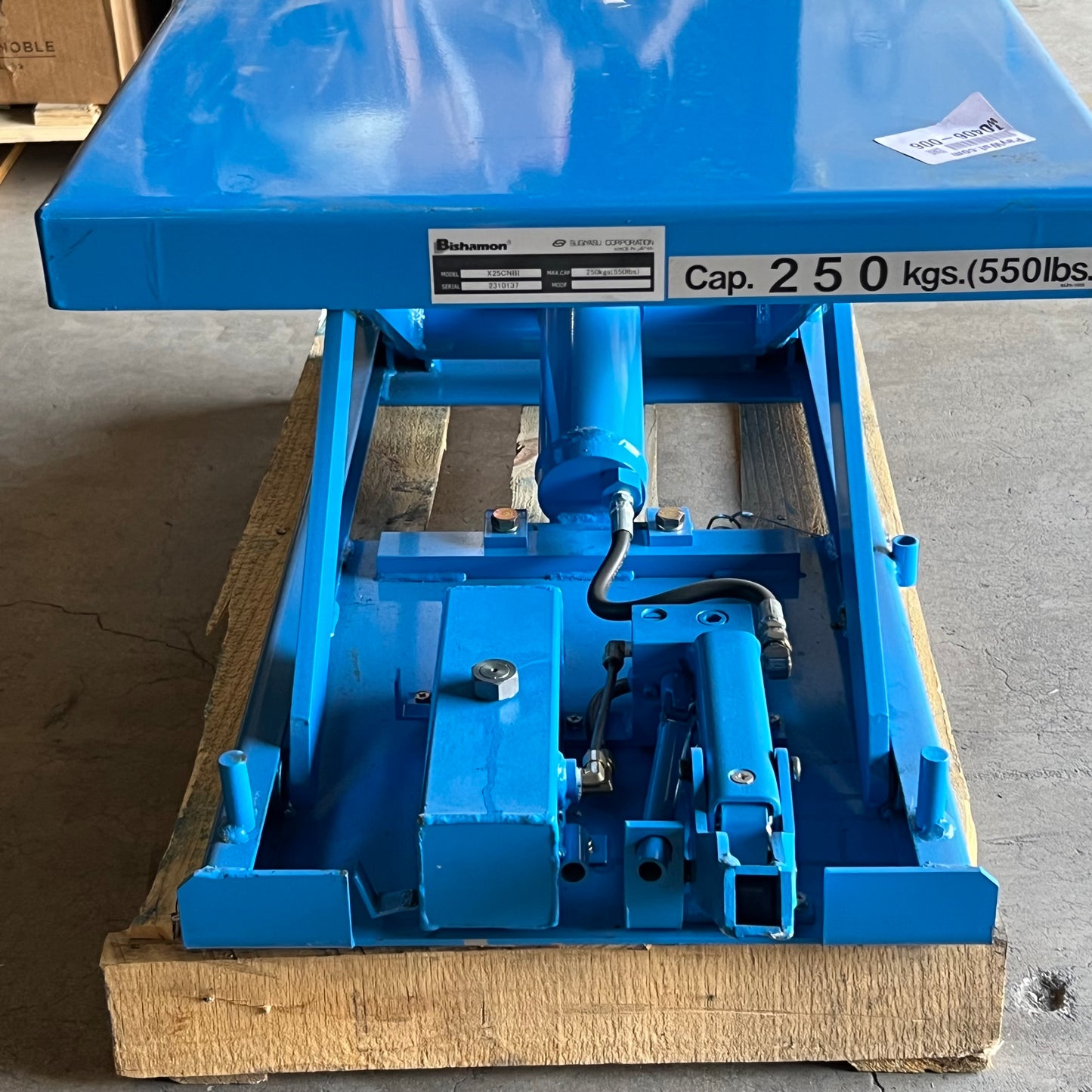 VERSACE Hydraulic Lift Table Max Cap 550 Lbs 20"W x 32"L x 6"-28"H Blue X25CNBI