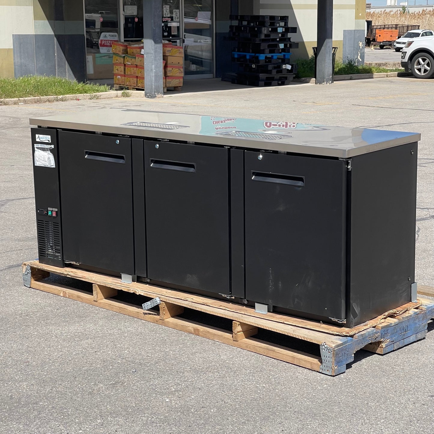 AVANTCO Keregator / Beer Dispenser 90”x36”x28” Black 178UDD4HC