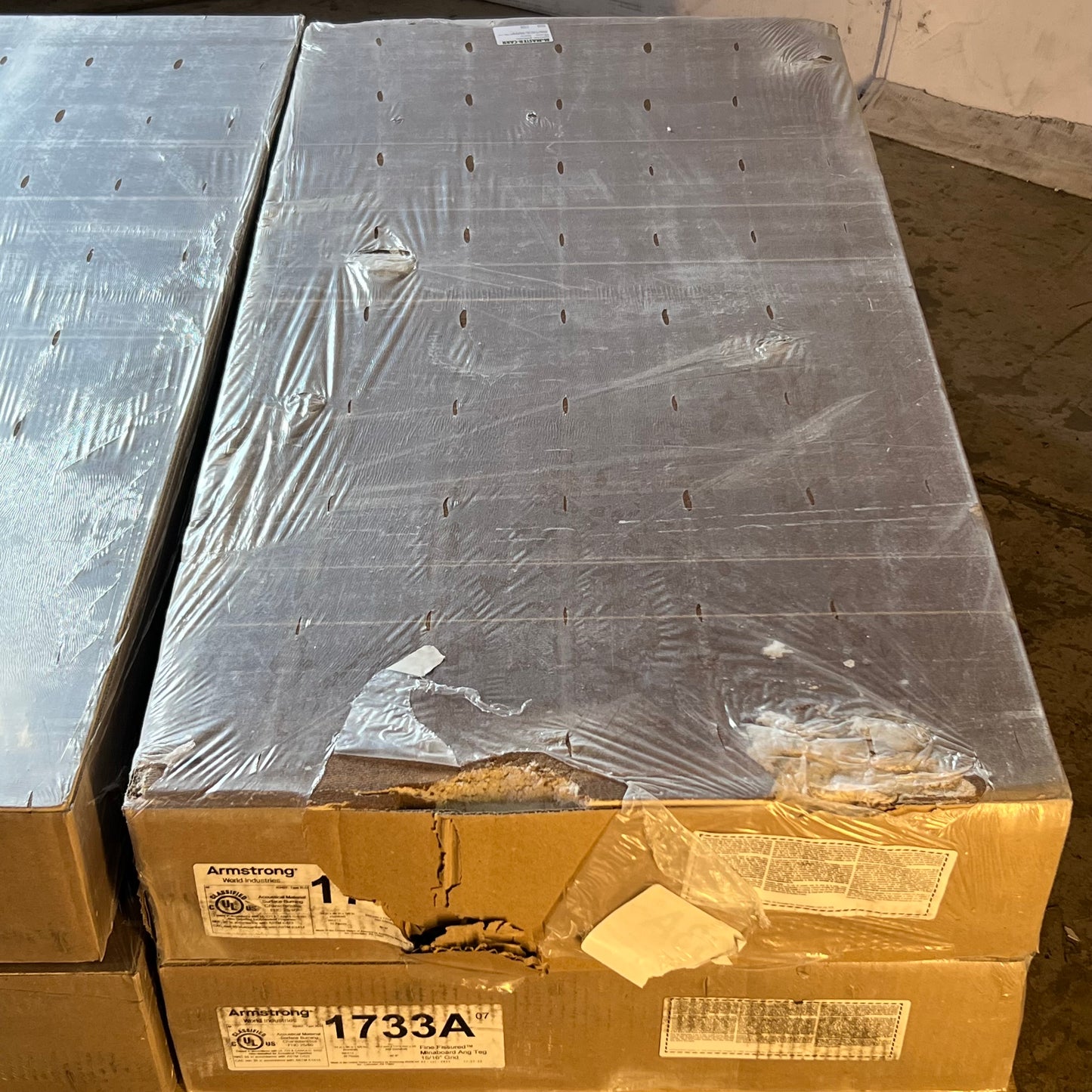 ZA@ Pallet of ARMSTRONG Ceiling Tile, Fine Fissured Angled Tegular Sz 24" x 48" x 5/8" 1733A (AS-IS, Damage)