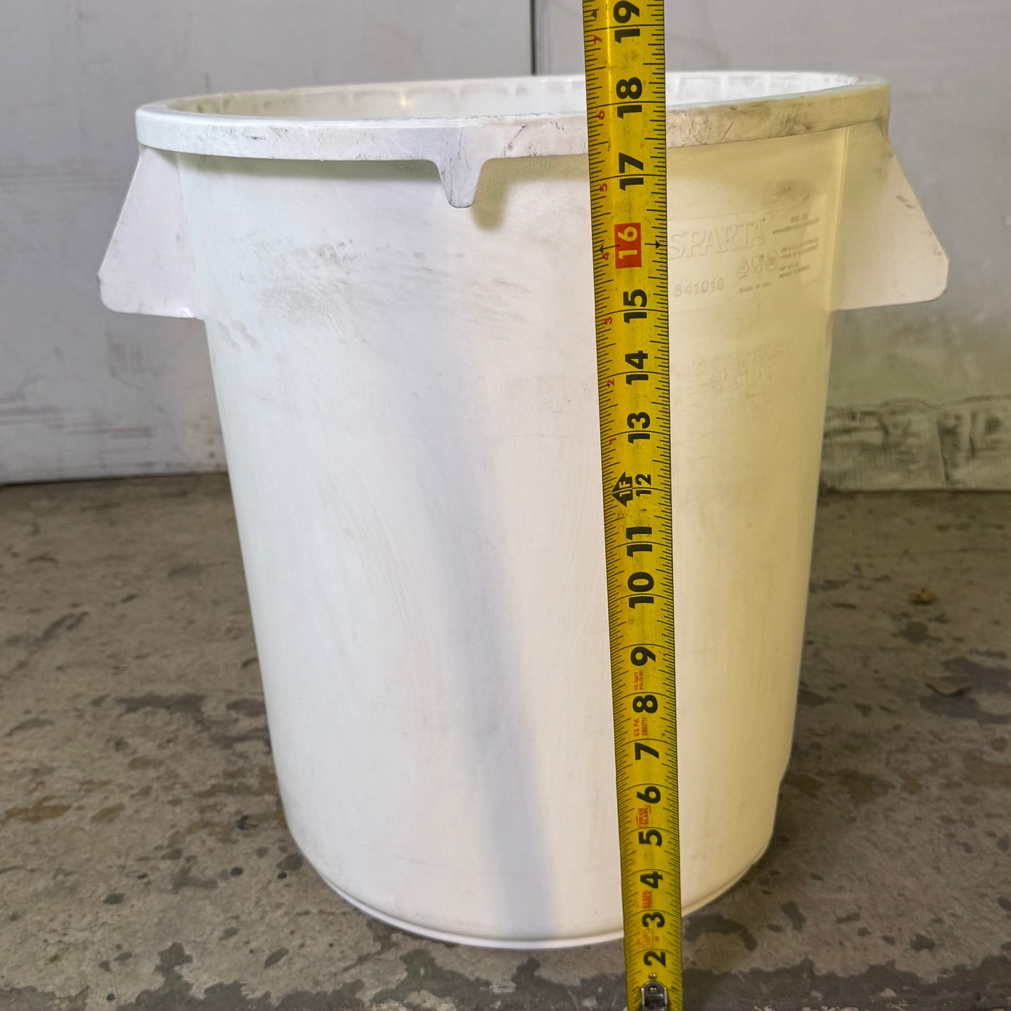 SPARTA CARLISLE 10 Gal. Commercial Trash Can Heavy Duty - White Sz 15"D x 18"H 84101002