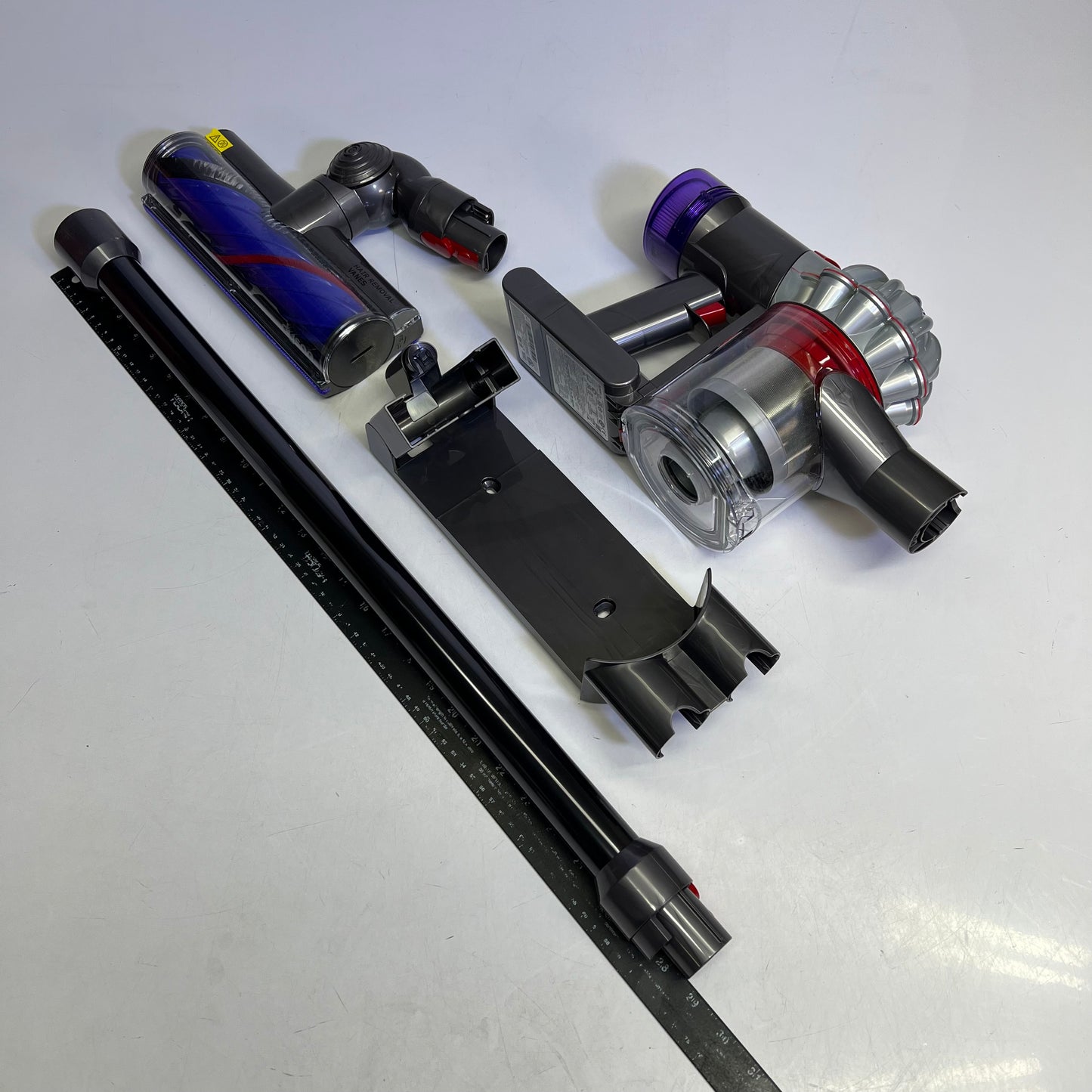 DYSON V8 Cordless Vacuum W/ Attachments 115 Air Watts Suction 400473-011