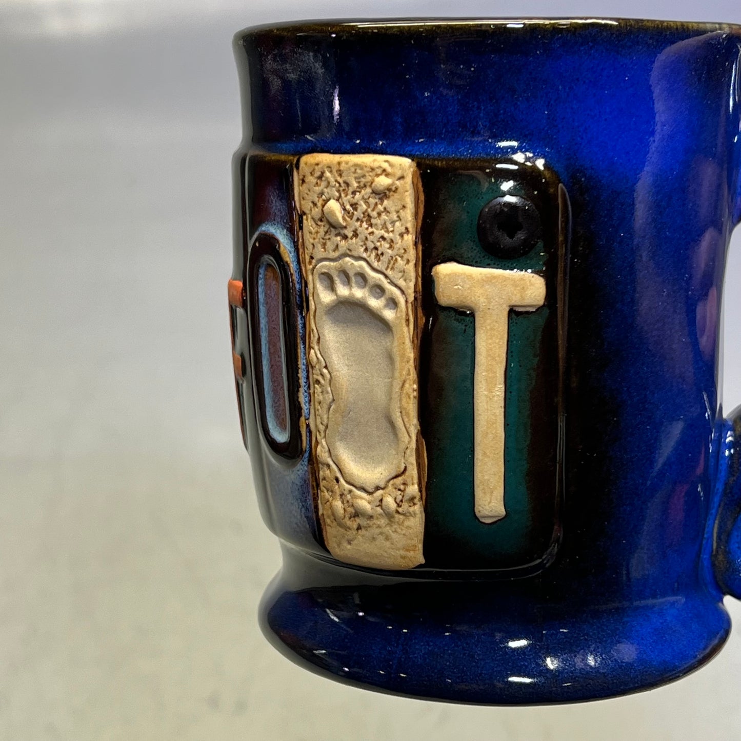 ZA@ CKI Big Foot License Plate Pottery Mug 4.5"L x 3.5" Dia Rim Blue MUGLP-CK-06 E