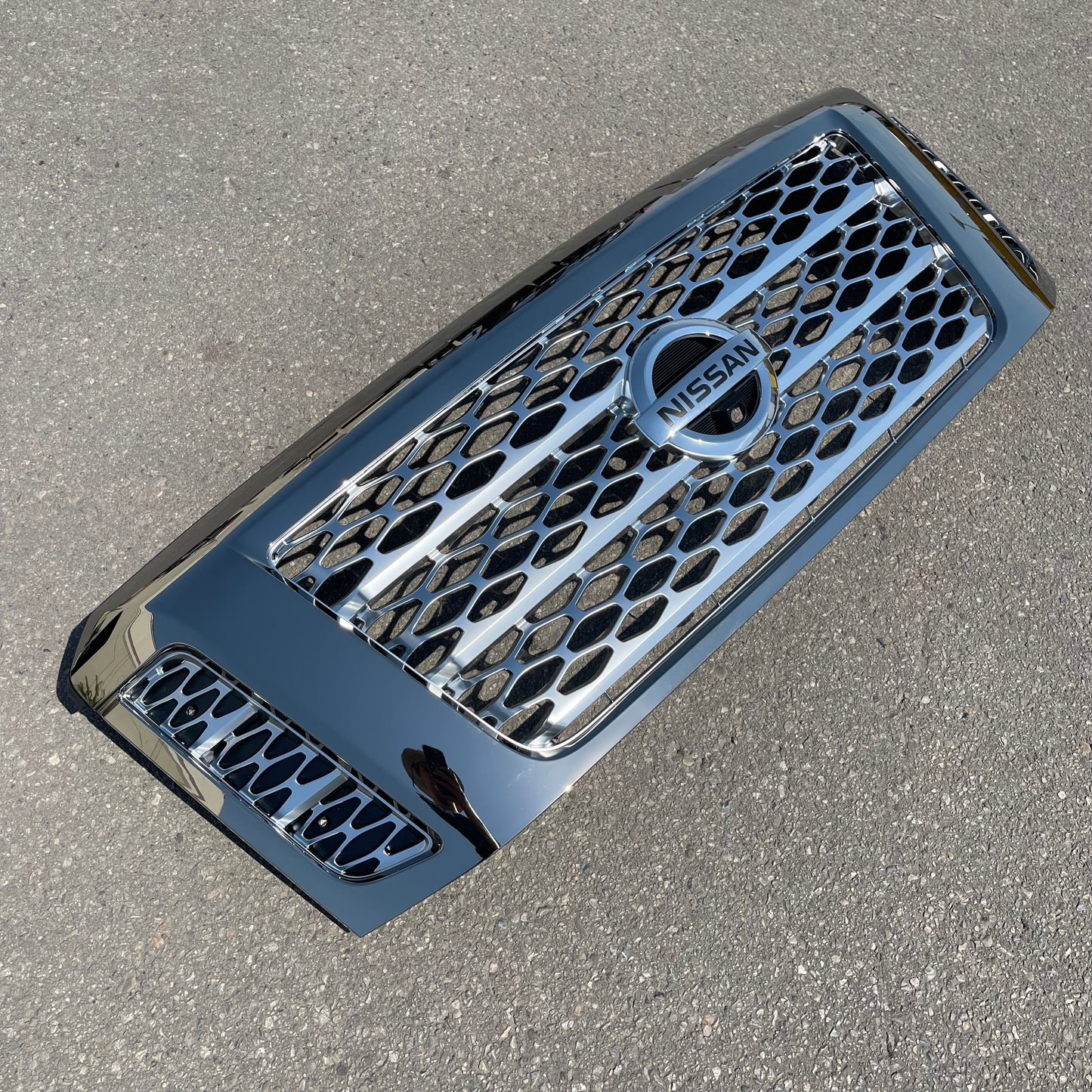 ZA@ NISSAN 2017-2019 Titan Grille Assembly OEM Front Chrome Grill 62310-EZ90B (AS-IS)