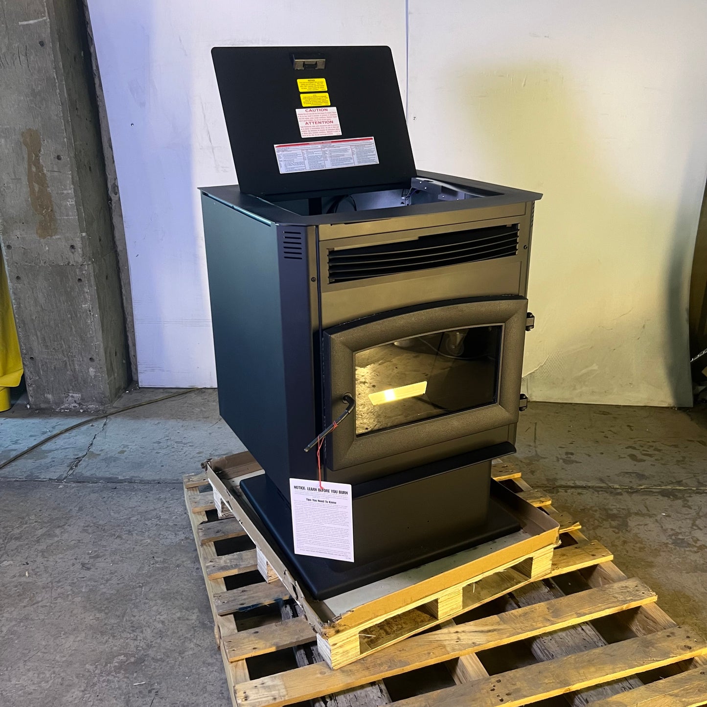 ZA@ Pallet of STOVE COMPANY 2200 sq. ft. Pedestal Pallet Stove 90 Lbs, Hopper Wi-fi US5517-W