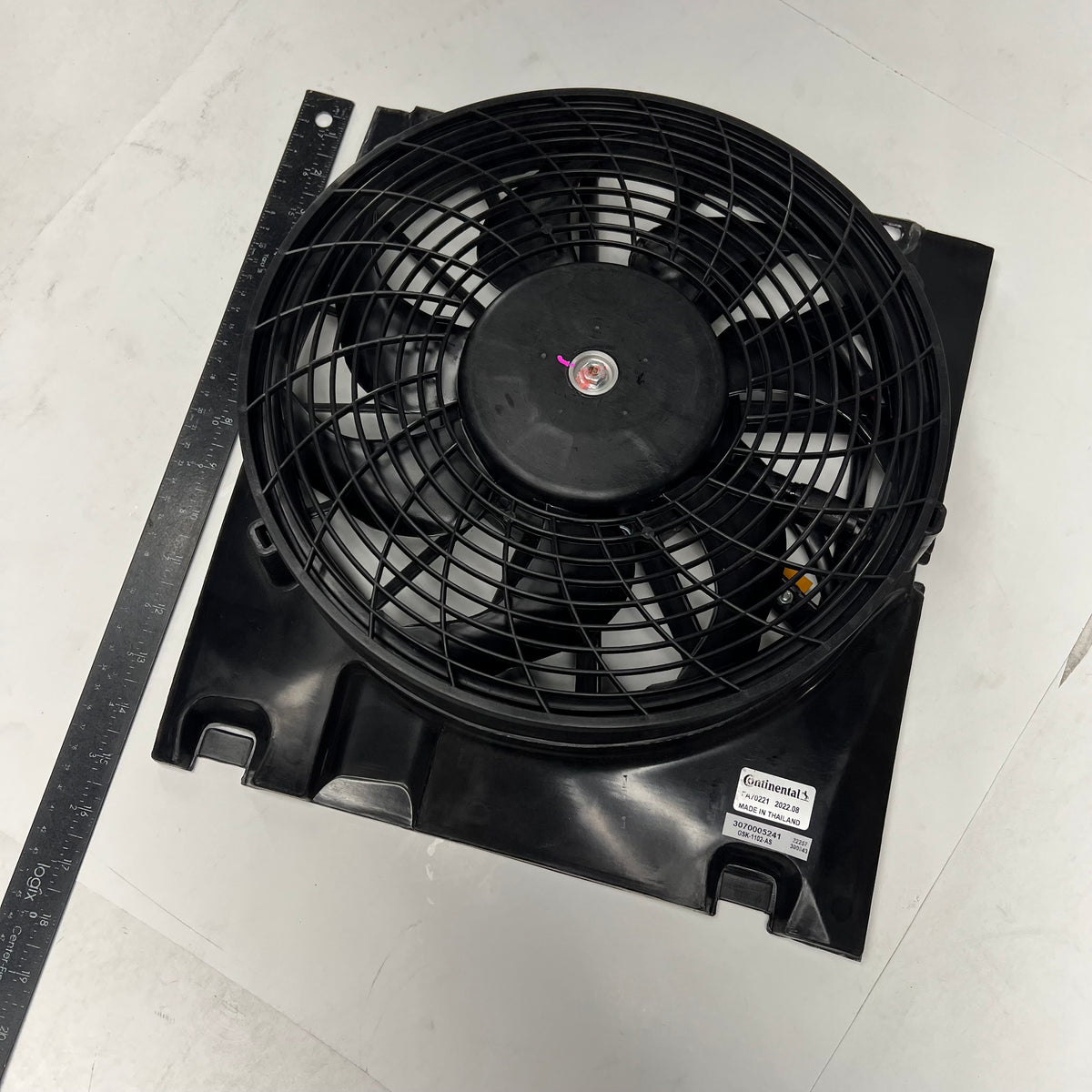 CONTINENTAL Radiator Fan Assey For Saturn Vehicles 3 Terminal Black FA70221