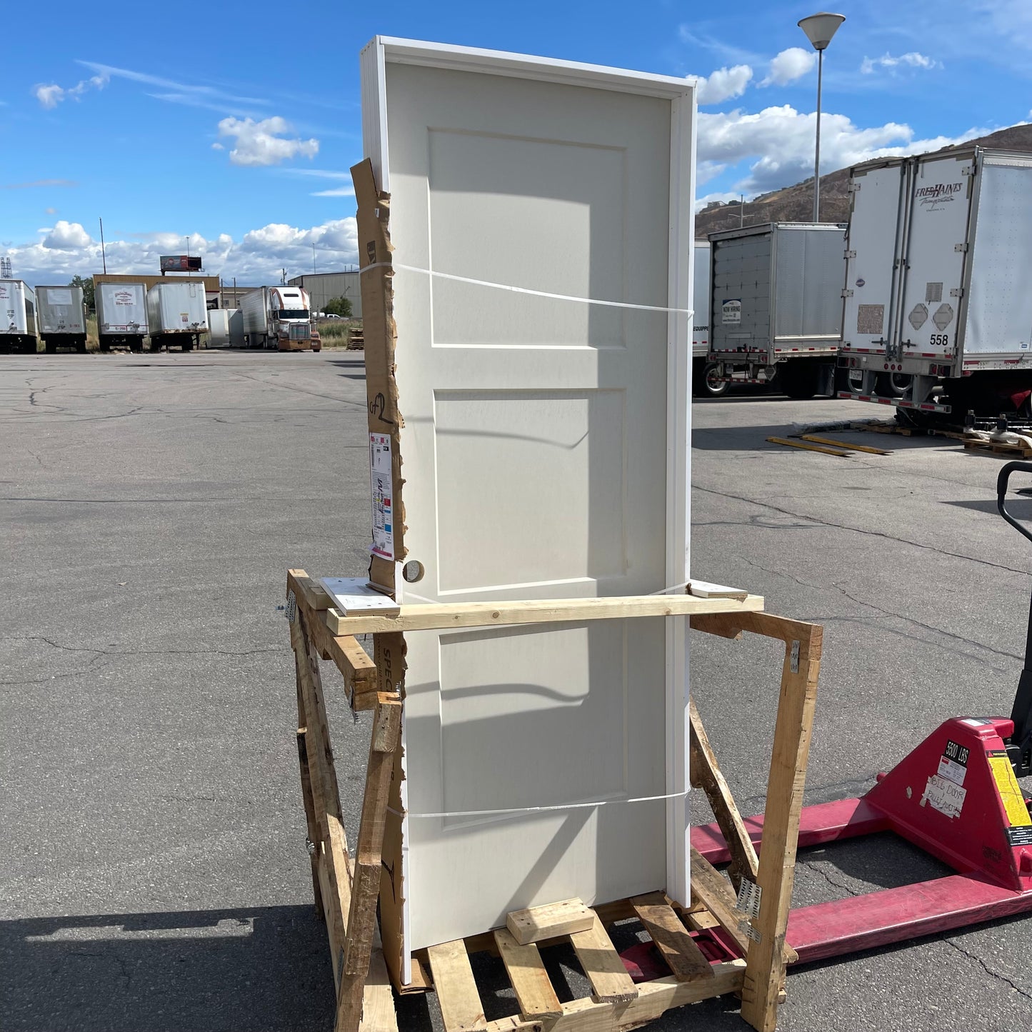 ZA@ Pallet of JELD-WEN Single Door, White 81”x32” (AS-IS)
