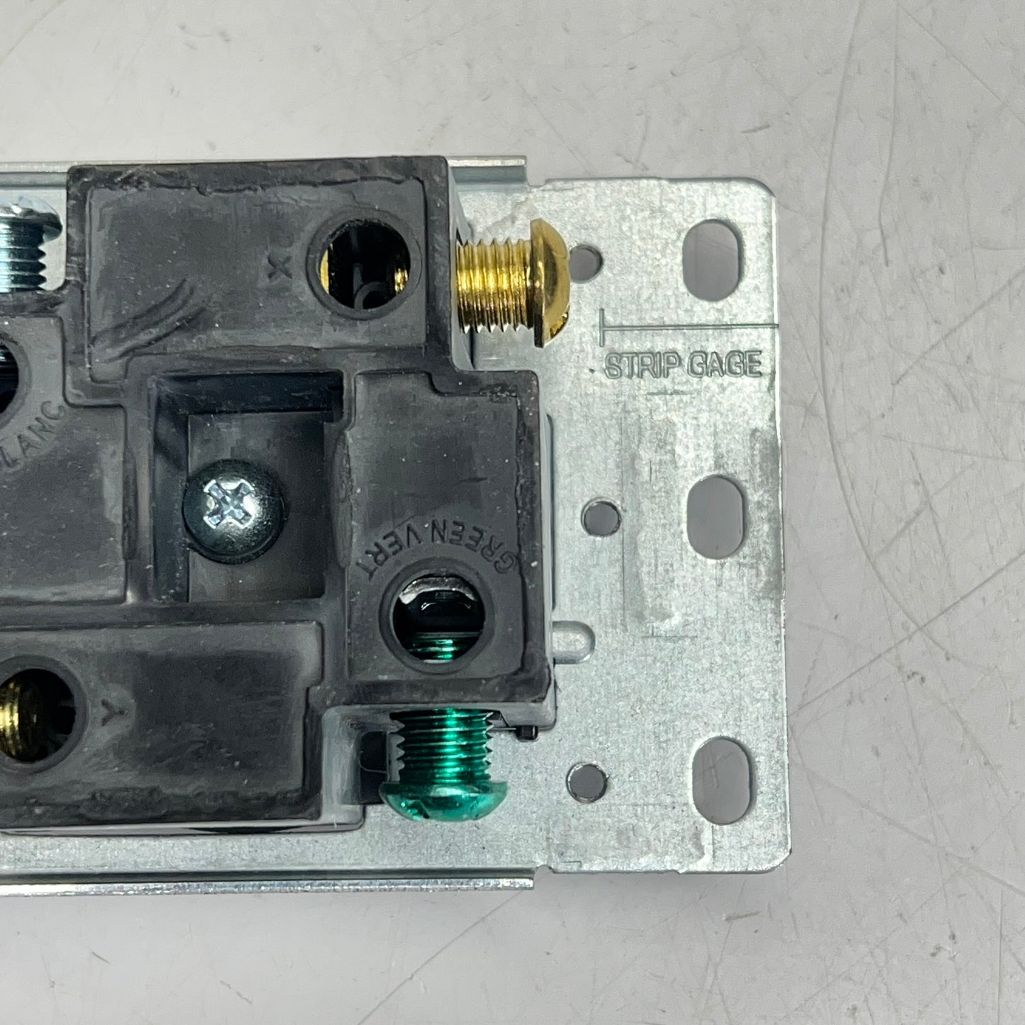 LEVITON Industrial Grade Flush Mount Receptacle  125/250 00279-001-S00 (Used)