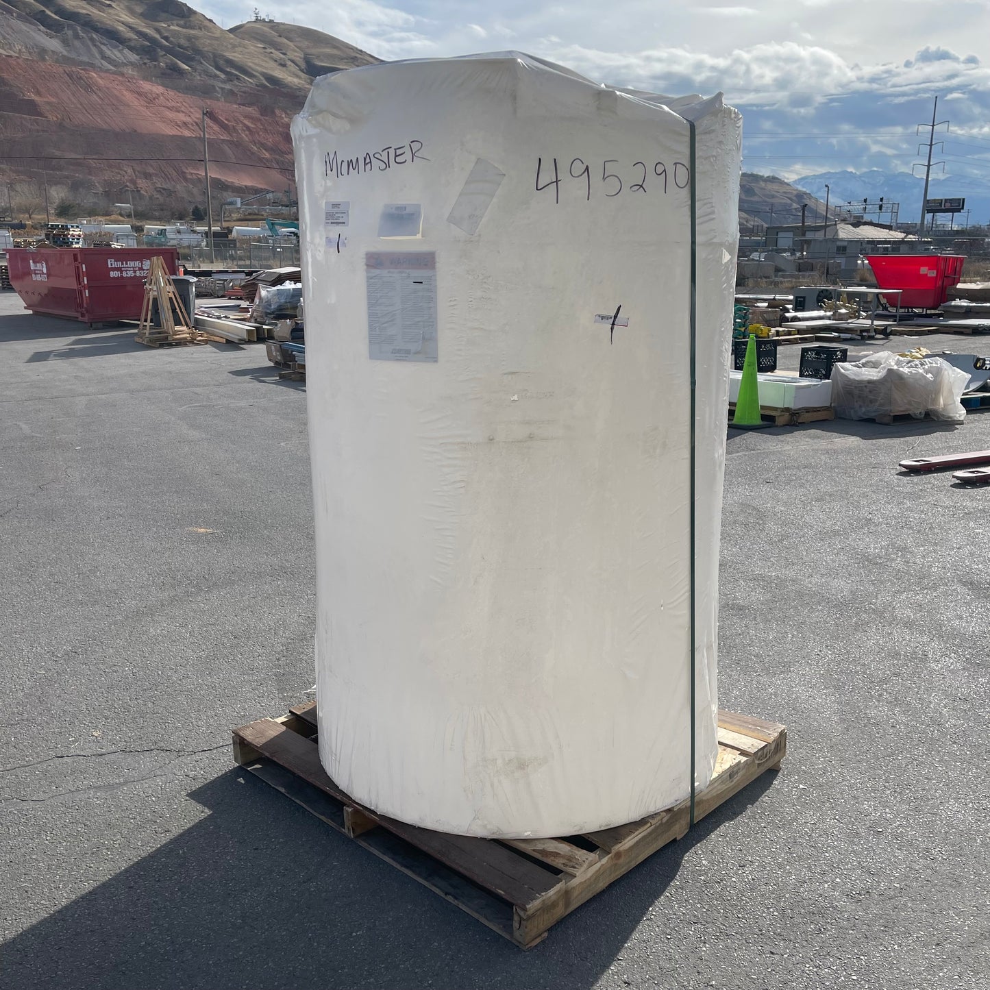 ZA@ Pallet of MIXED Vertical Polyethylene Tank 550 gal 3662K11 (AS-IS)