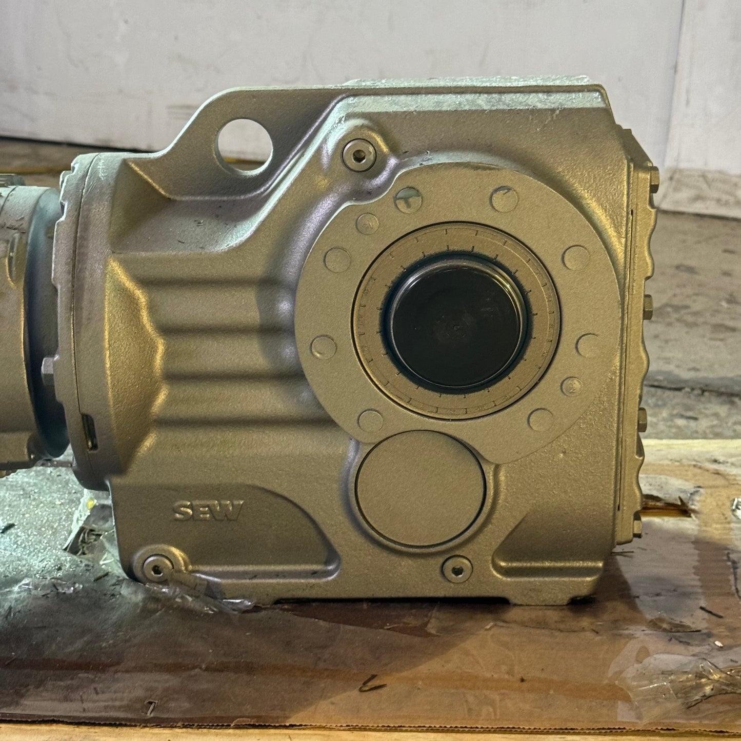 SEW Eurodrive Helical-Bevel Gearmotor 2 HP 46 RPM 460V - KA77 DRN90L4/AND8