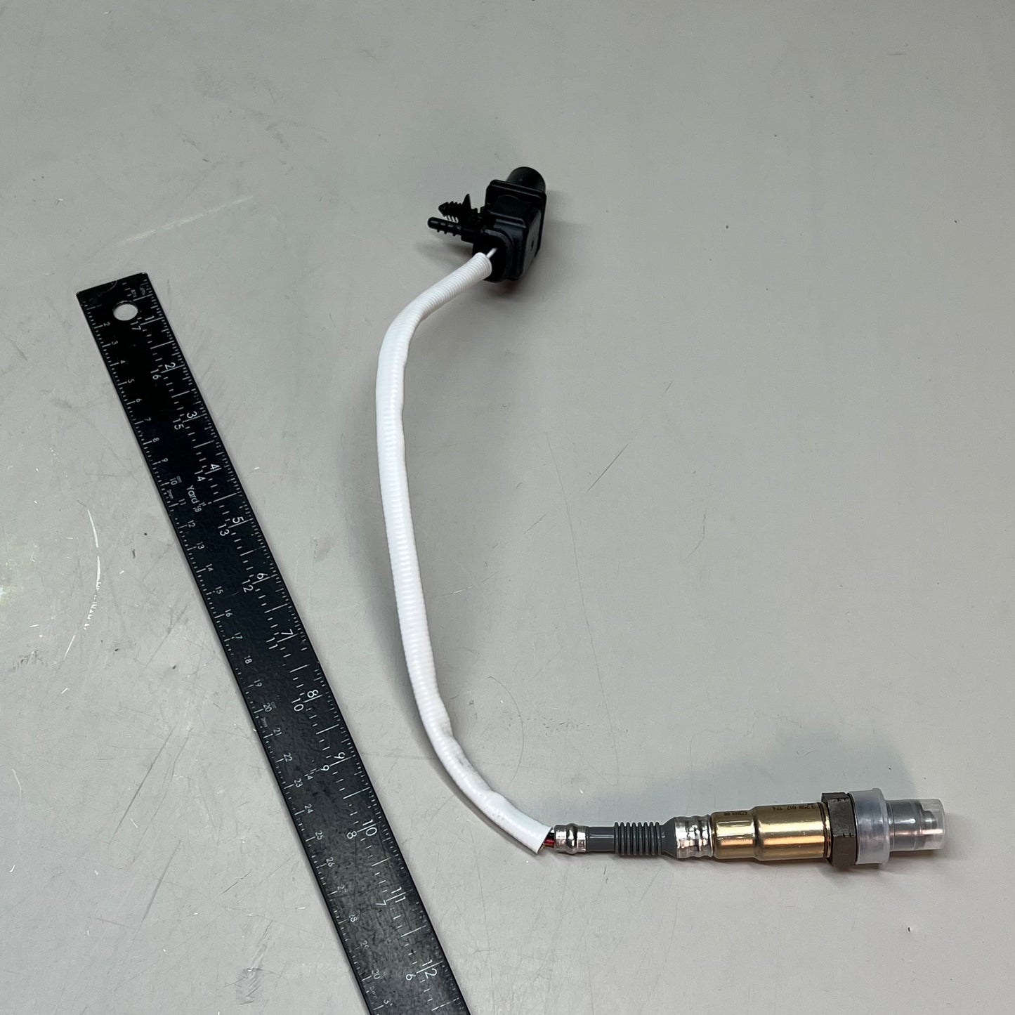 BOSCH Oxygen Sensor Threaded Mounting Man Connector OE Quality 17475