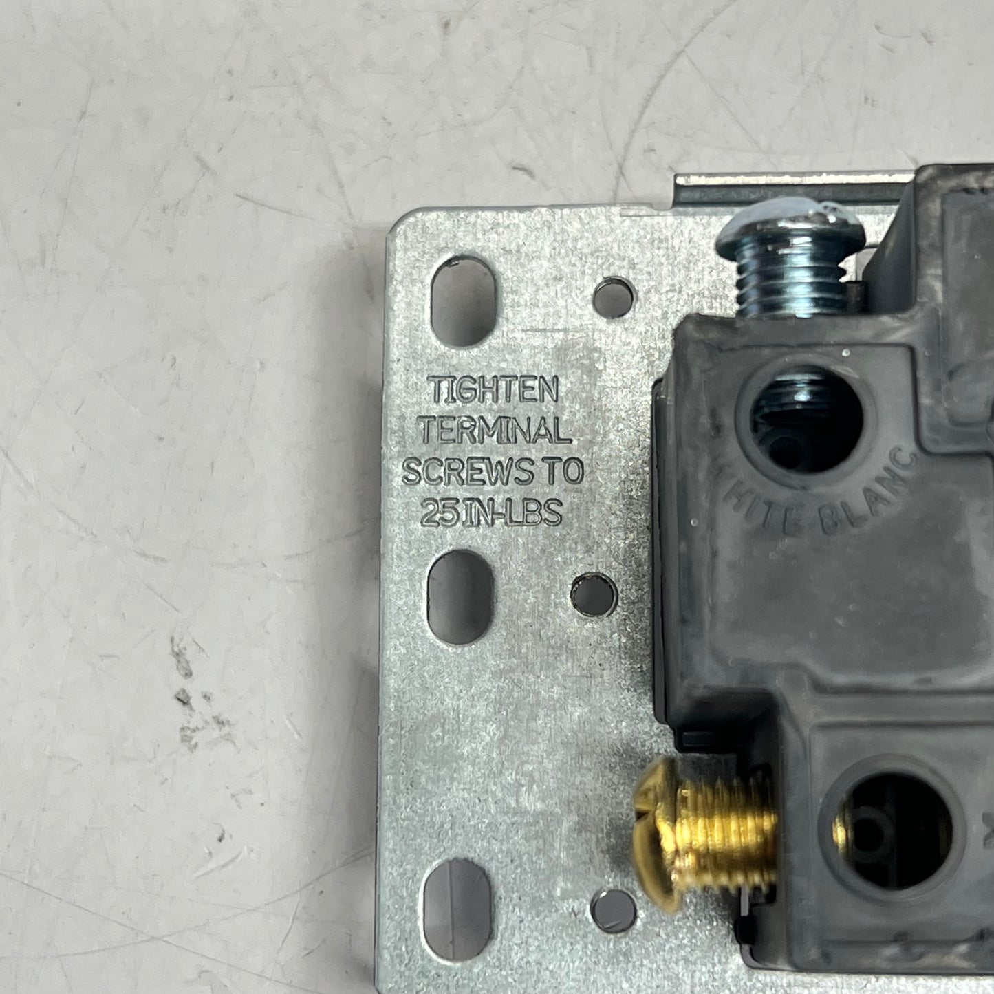 LEVITON Industrial Grade Flush Mount Receptacle  125/250 00279-001-S00 (Used)