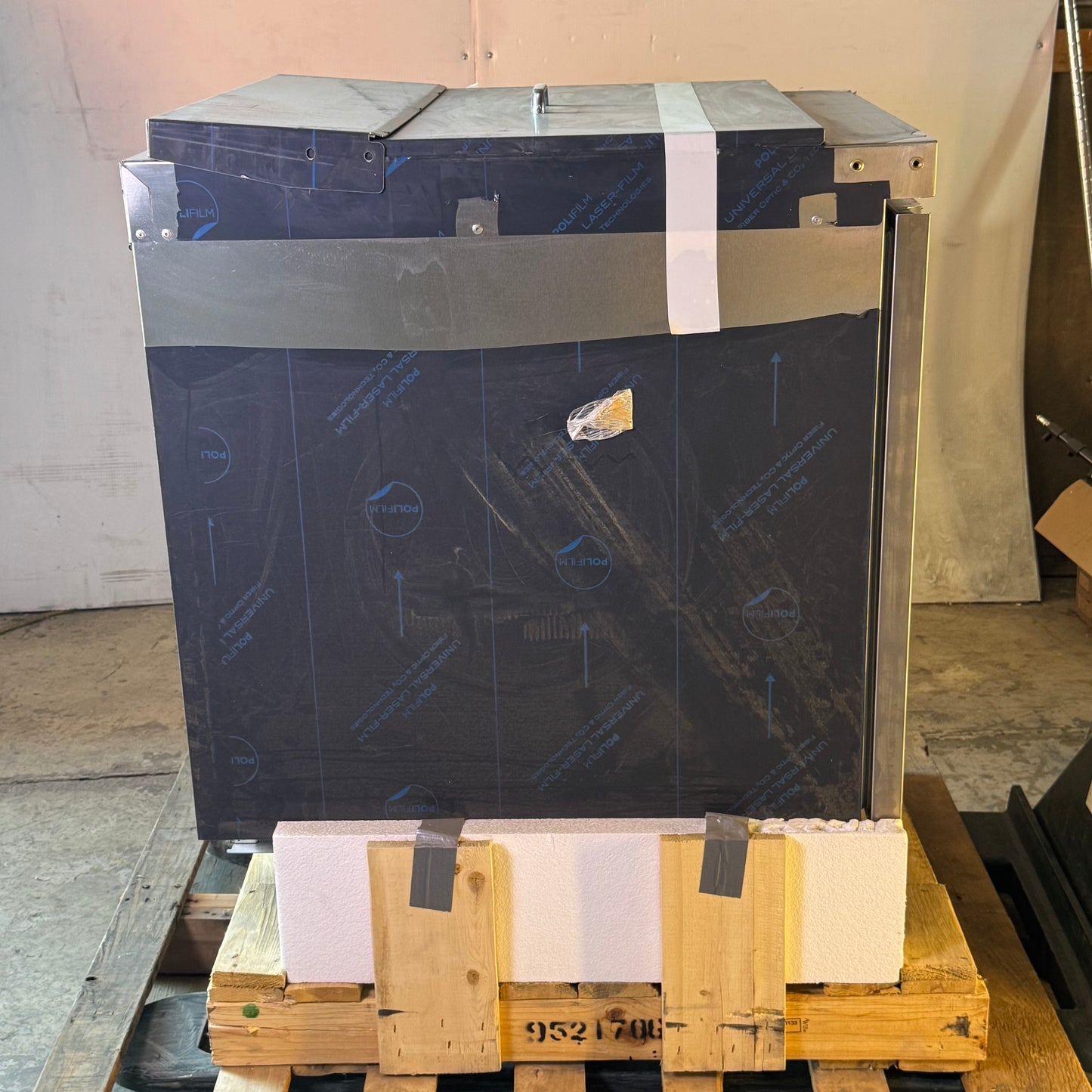 DELFIELD 4400 Mega Top Refrigerator, R290 W/Nosing Shelf Sz 27"W x 30.5"L x 36"H 4427NP-12M-M777