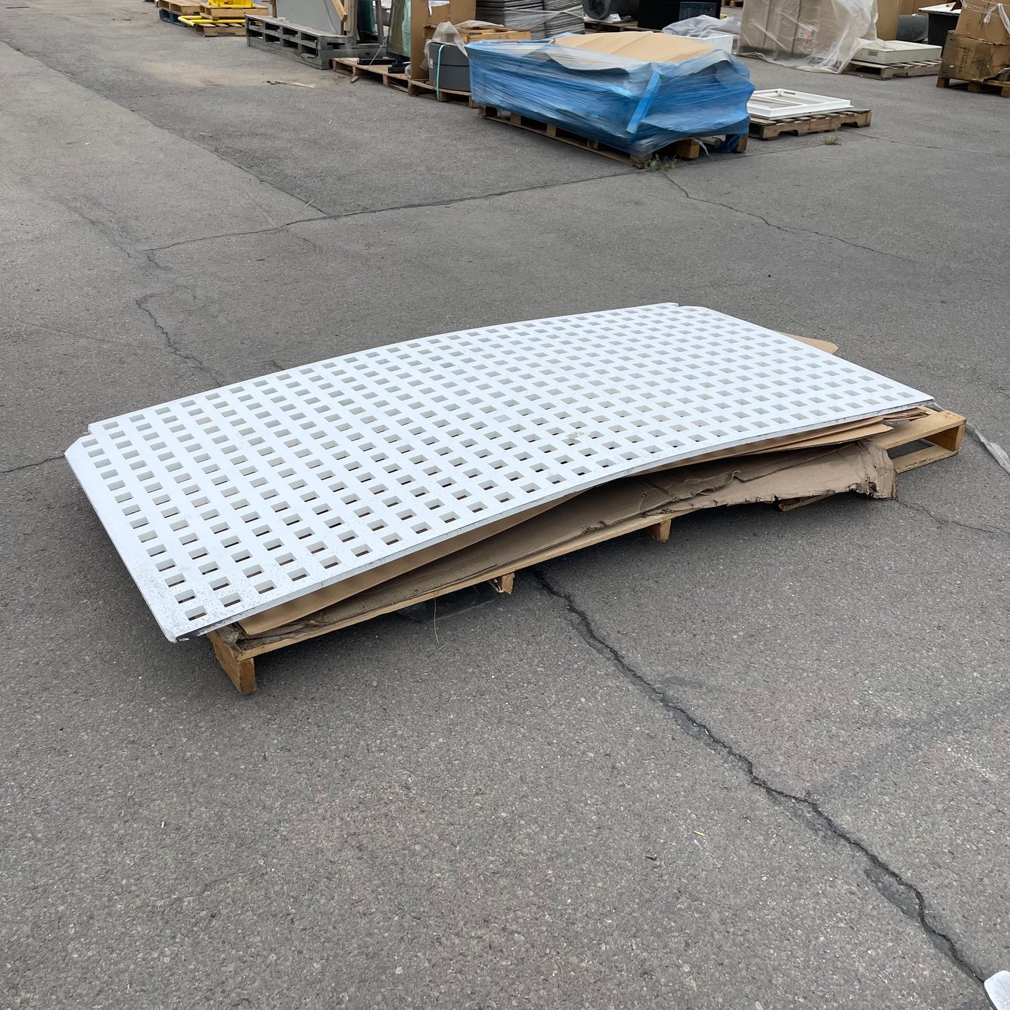 ZA@ Pallet of MIXED Vinyl Privacy Lattice/floor Panel 96"x48" White (AS-IS)
