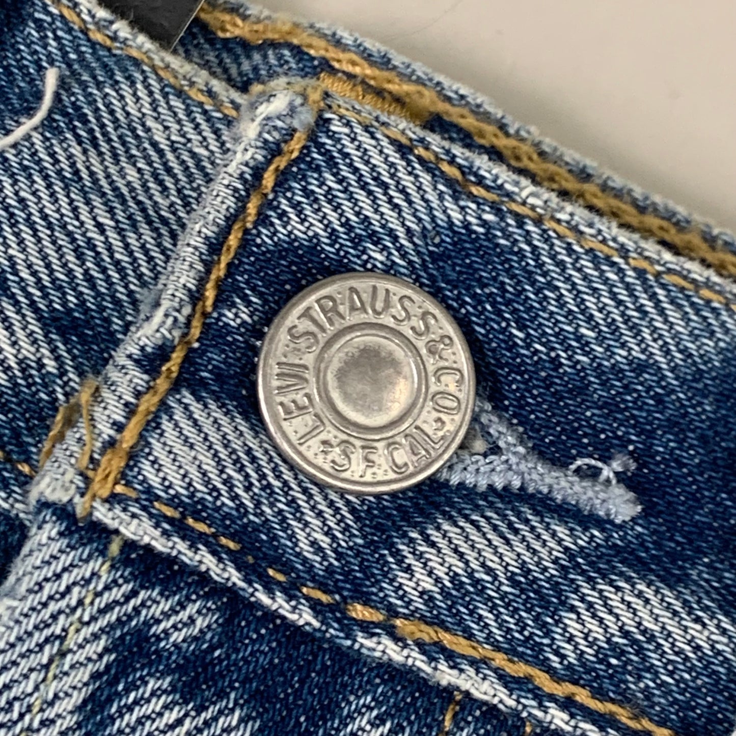 LEVIS 501 Original Fit High Rise Shorts Medium Wash Women's Sz 26 Mega Vibe Blue