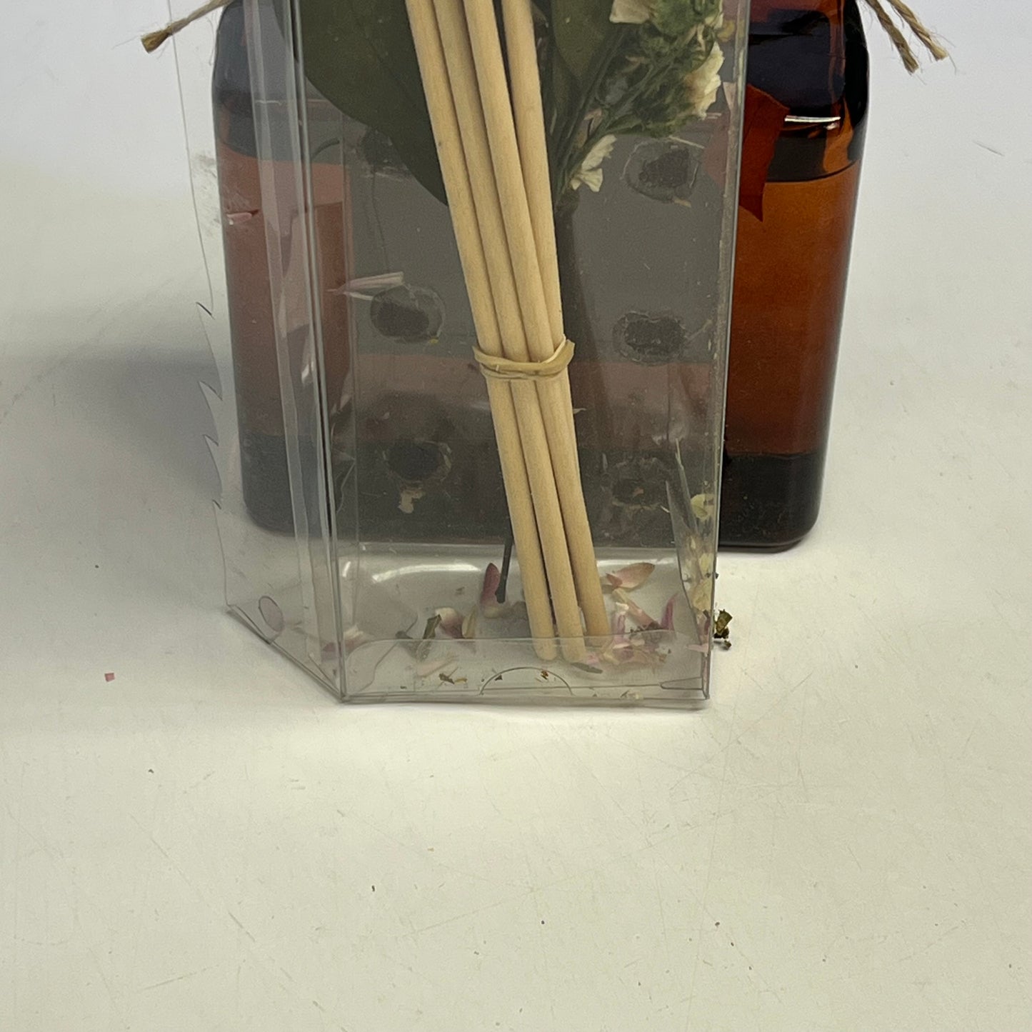 ANDALUCA HOME Sandalwood & Current Dried Reed Bundle Fragrance Diffuser 7 fl Oz