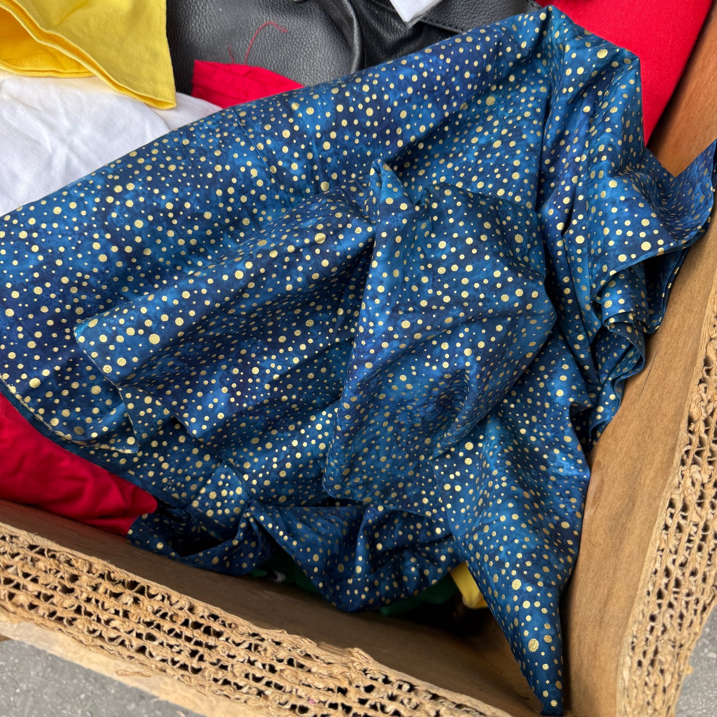 ZA@ Pallet of MIXED 100’s Of Men’s & Women’s Clothing