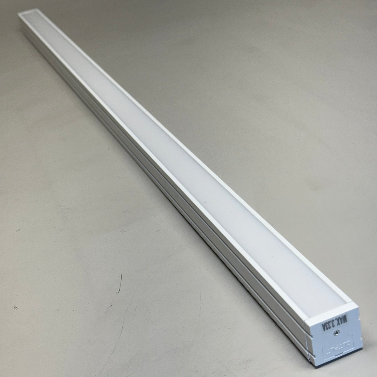 LEVITON 32” Ho 30K-35K-40K Linear LED Light Sz 32” L x 1” W LPL4H323040KC-P